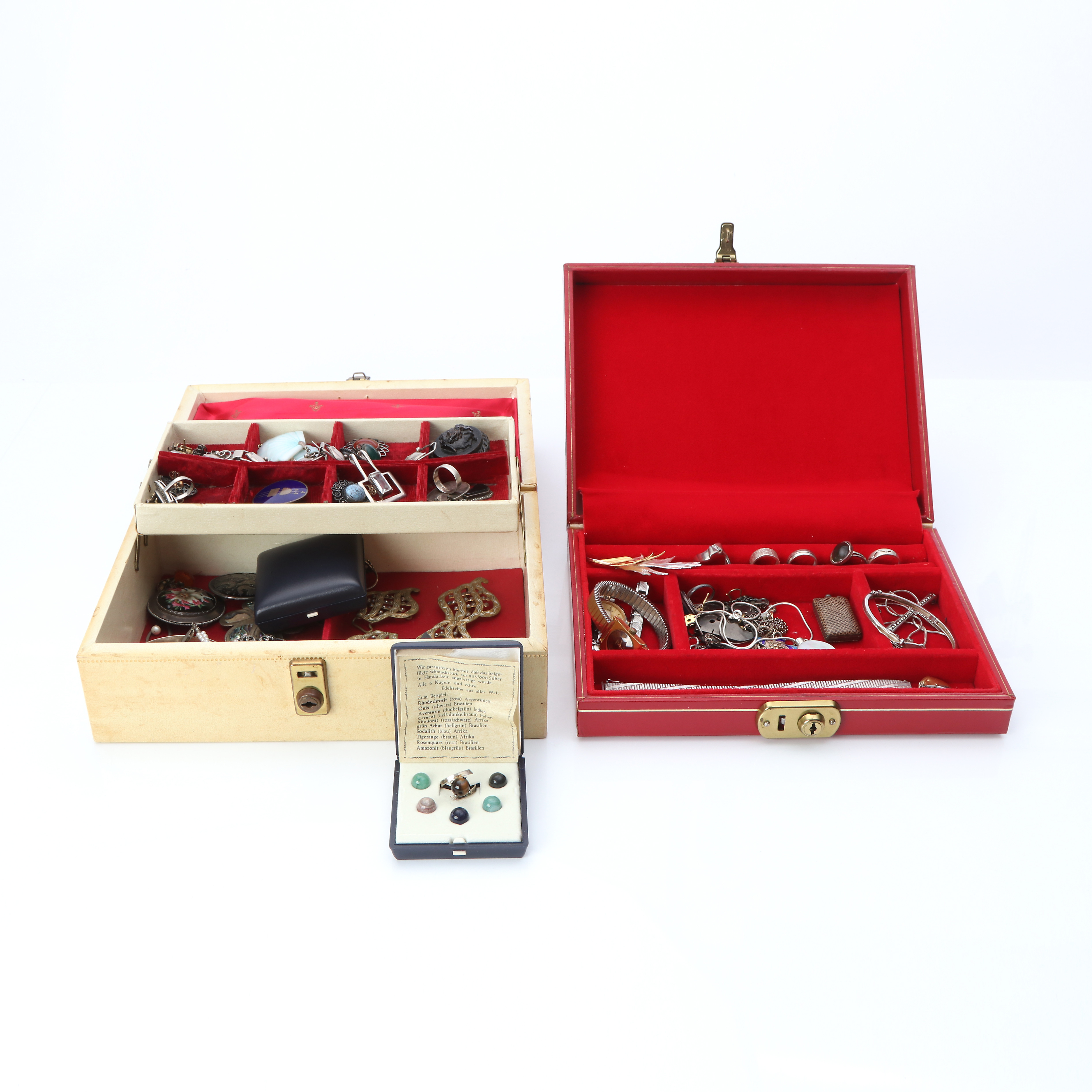 ETUIER MED SMYCKEN OCH BIJOUTERIER, TVÅ ST. Silver och metall mm.