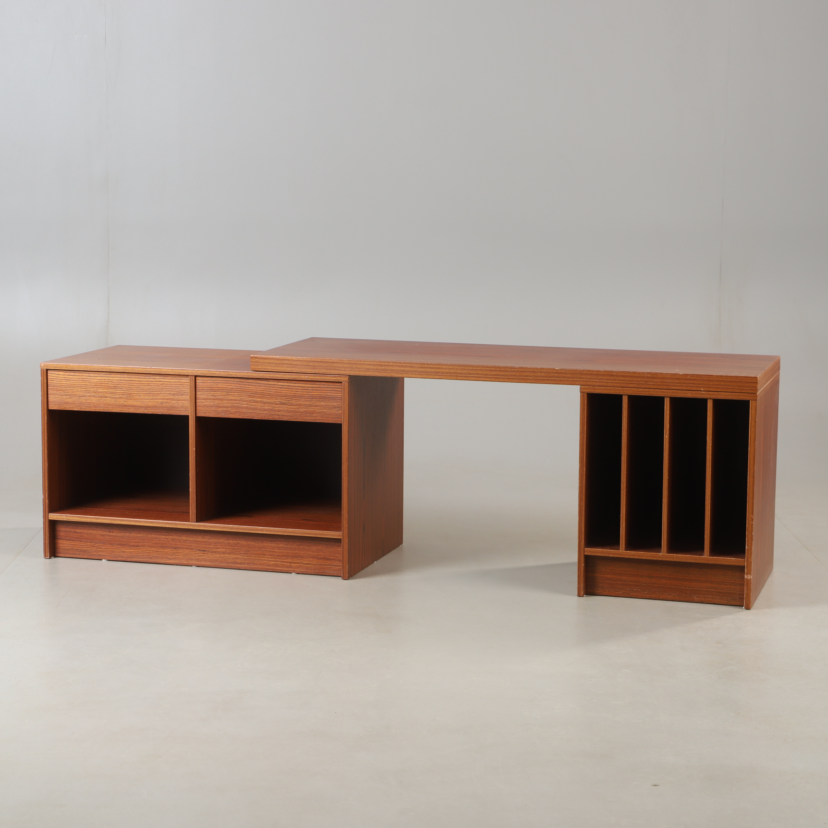 MEDIABÄNK, valnöt, 1900-talets andra hälft.