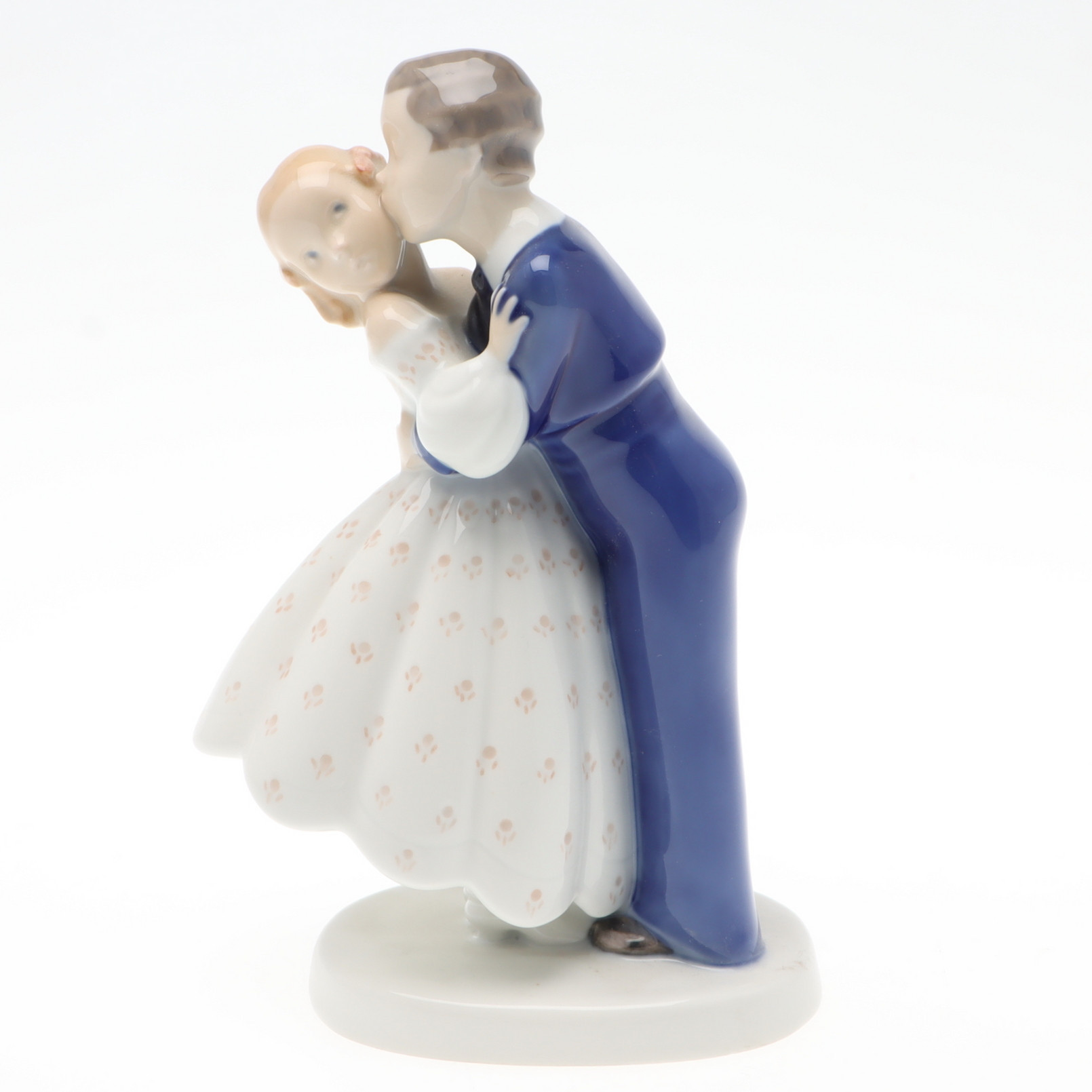 FIGURIN, porslin, "Första kyssen", modell 2162, Bing & Gröndahl, Danmark.