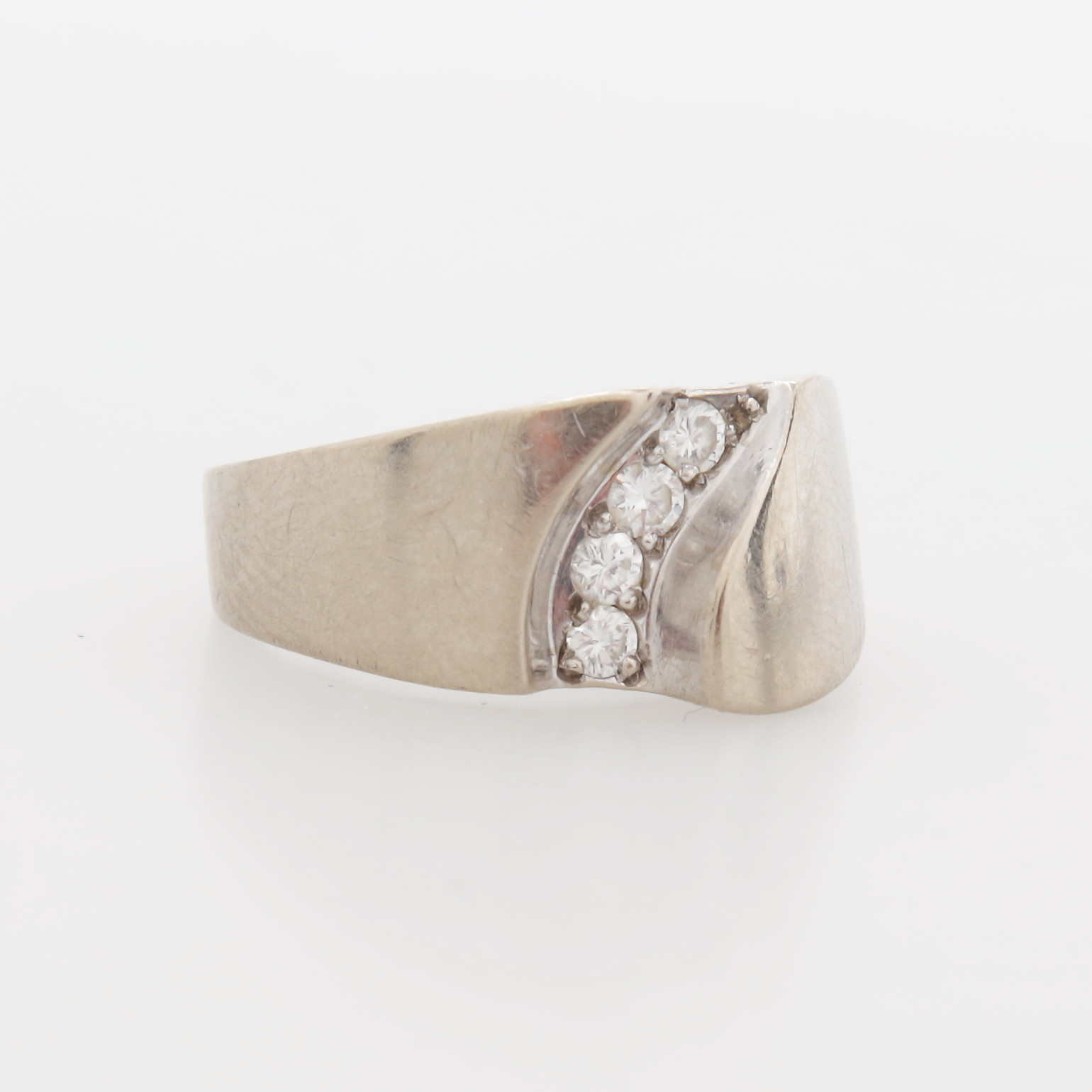 RING MED STENAR, vitguld 18K, Trege Guldsmedsaktiebolag, 1976, totalvikt 5,84 gram.