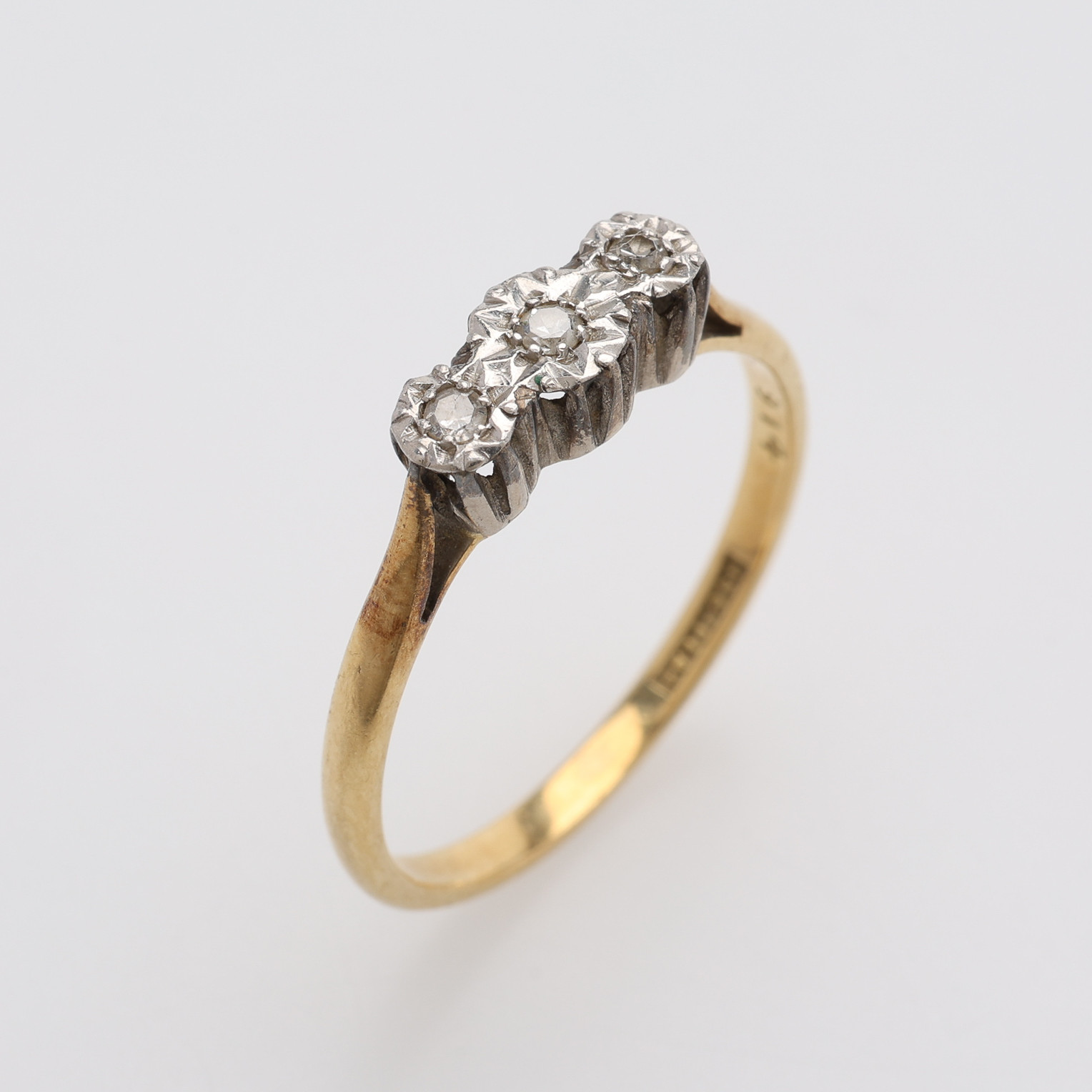 RING, 18K GULD, PLATINA & SMÅ DIAMANTER, TOTALT Ca. 2,5 g.