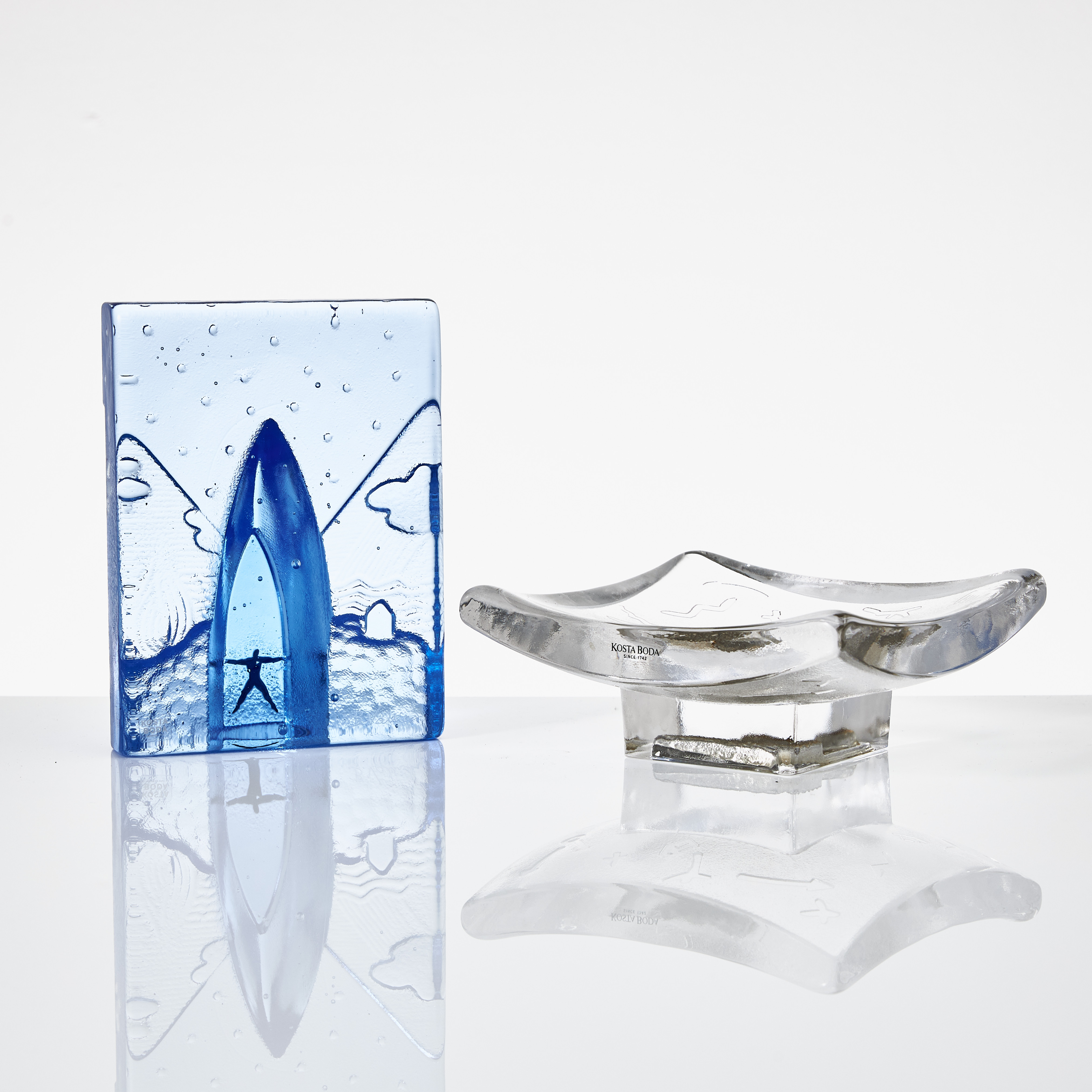 BERTIL VALLIEN. Skulptur och fat, glas, Kosta Boda, signerade.