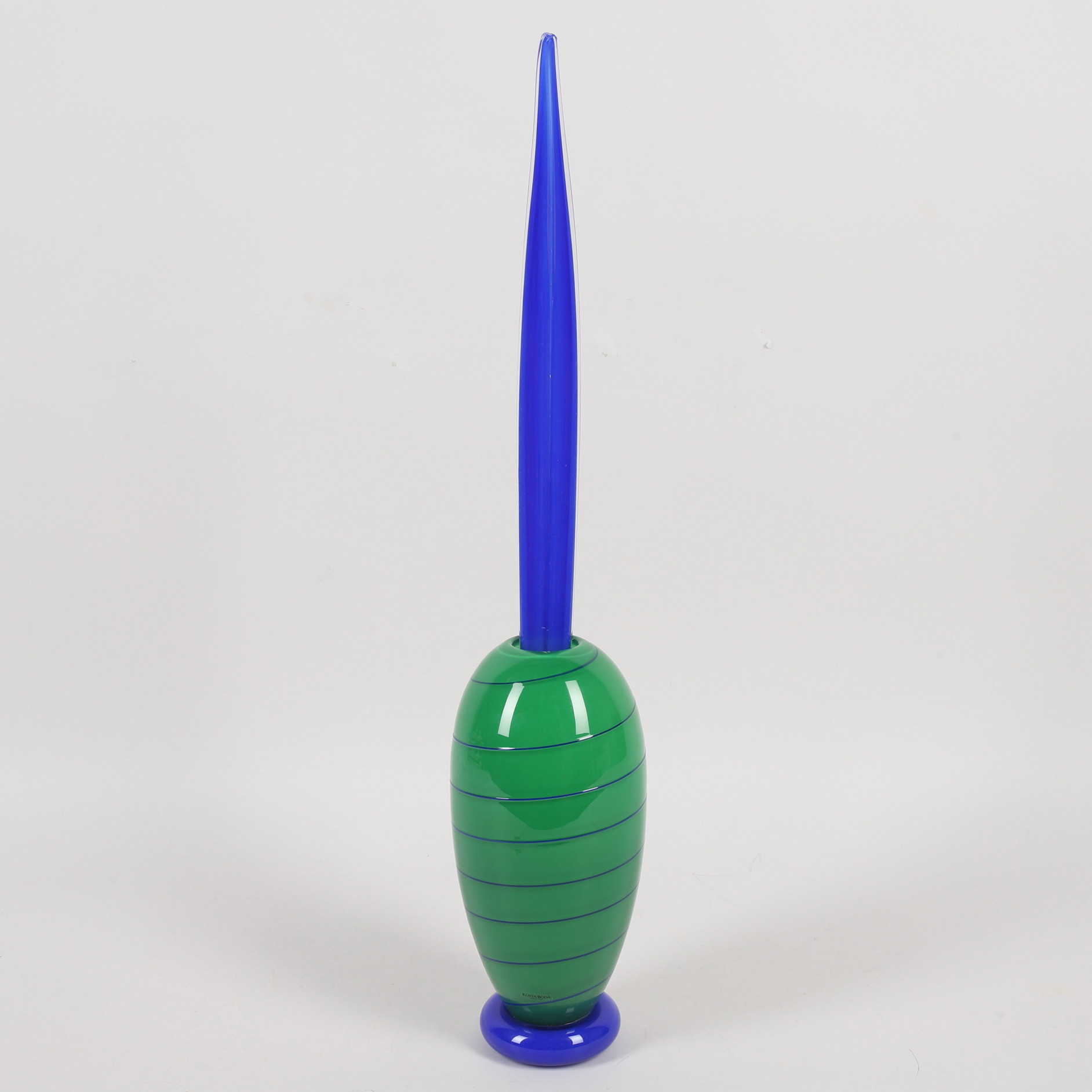 ANNA EHRNER. Vas med dekorationsblad, konstglas, Kosta Boda, signerad.