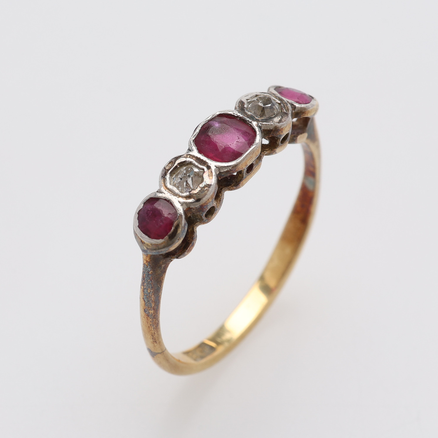 RING, 18K GULD, SMÅ GAMMALSLIPADE DIAMANTER & RUBINER, TOTALT Ca. 2,1 g.