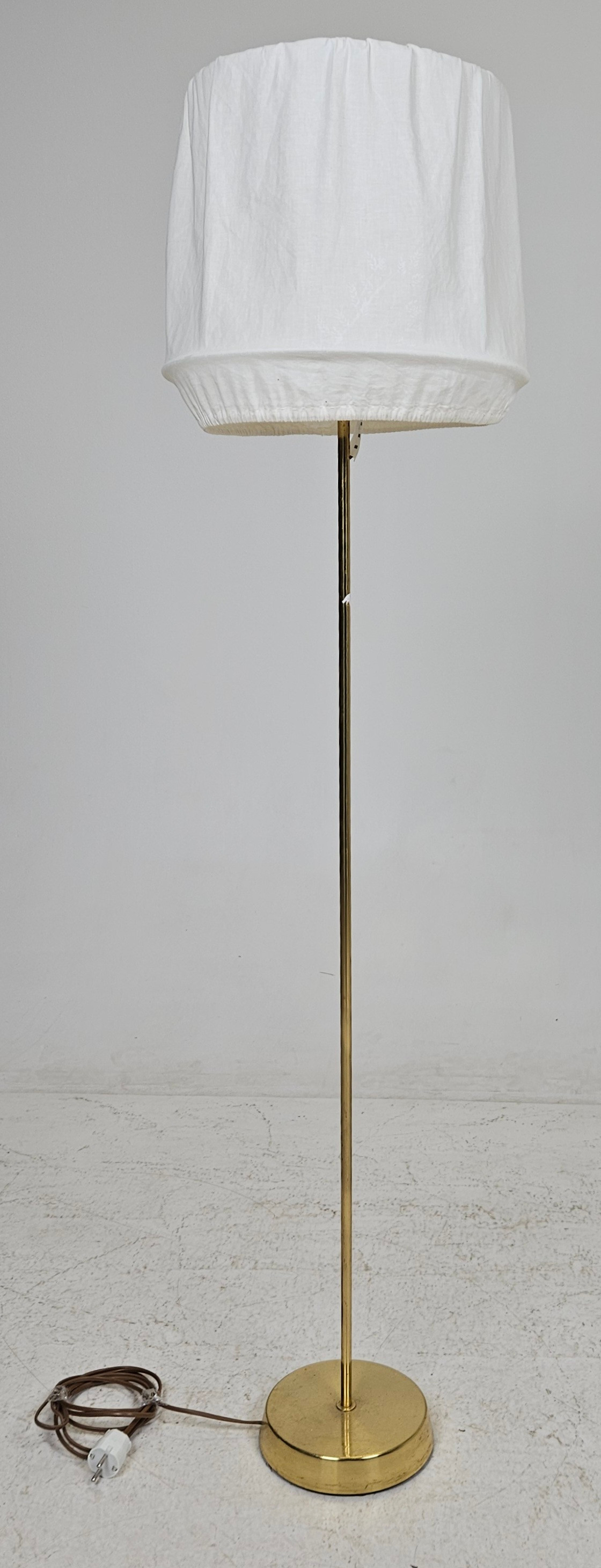 GOLVLAMPA, mässing, Möllers Armatur AB Eskilstuna, märkt MAE 86, 1900-talets andra hälft.