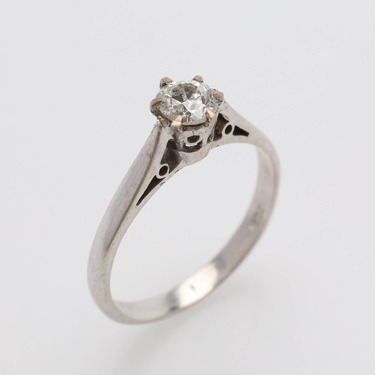 RING, 18K VITGULD, DIAMANT OM CA 0,40 CT, TOTALVIKT Ca. 3 g.