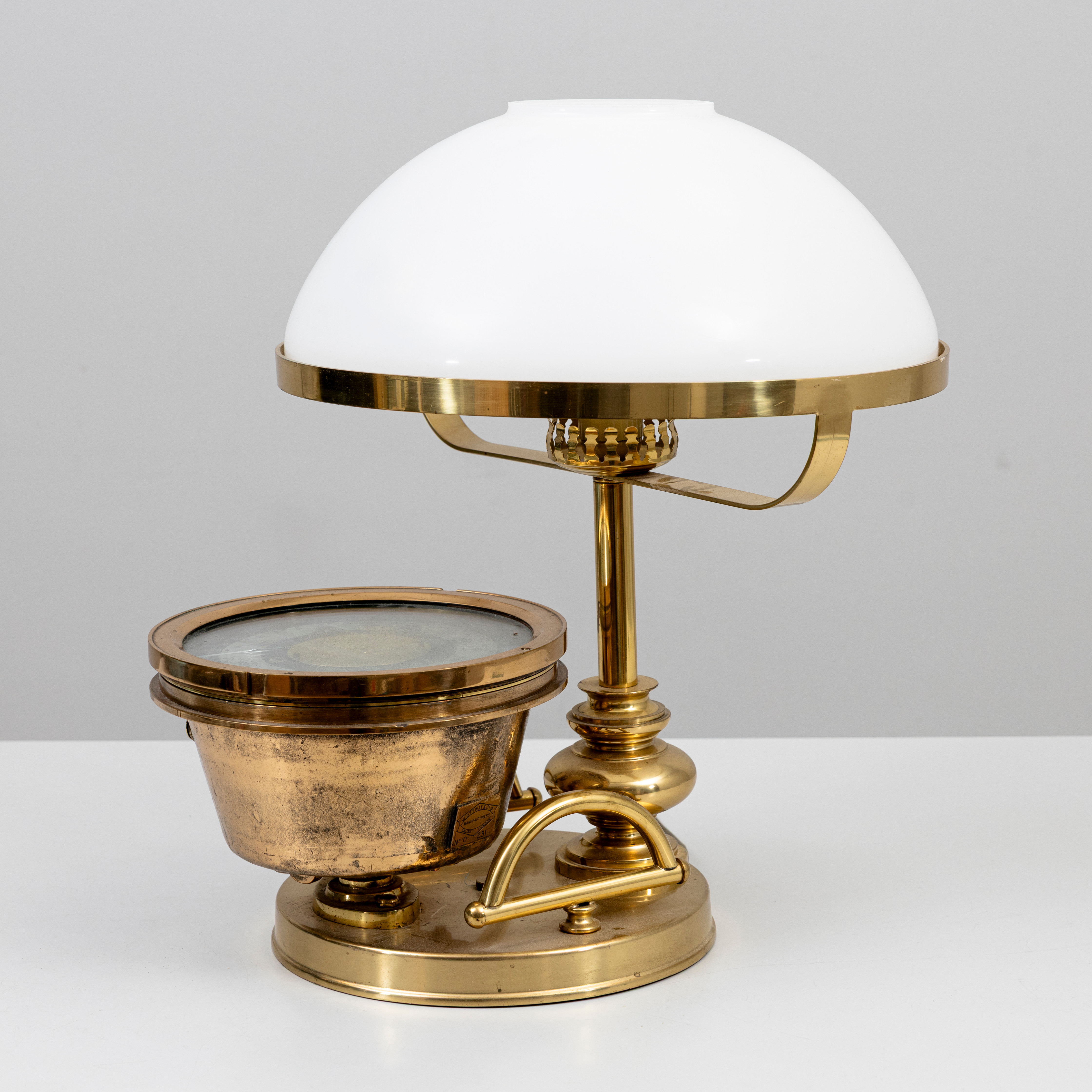 BORDSLAMPA MED KOMPASS, mässing, 1900-tal.