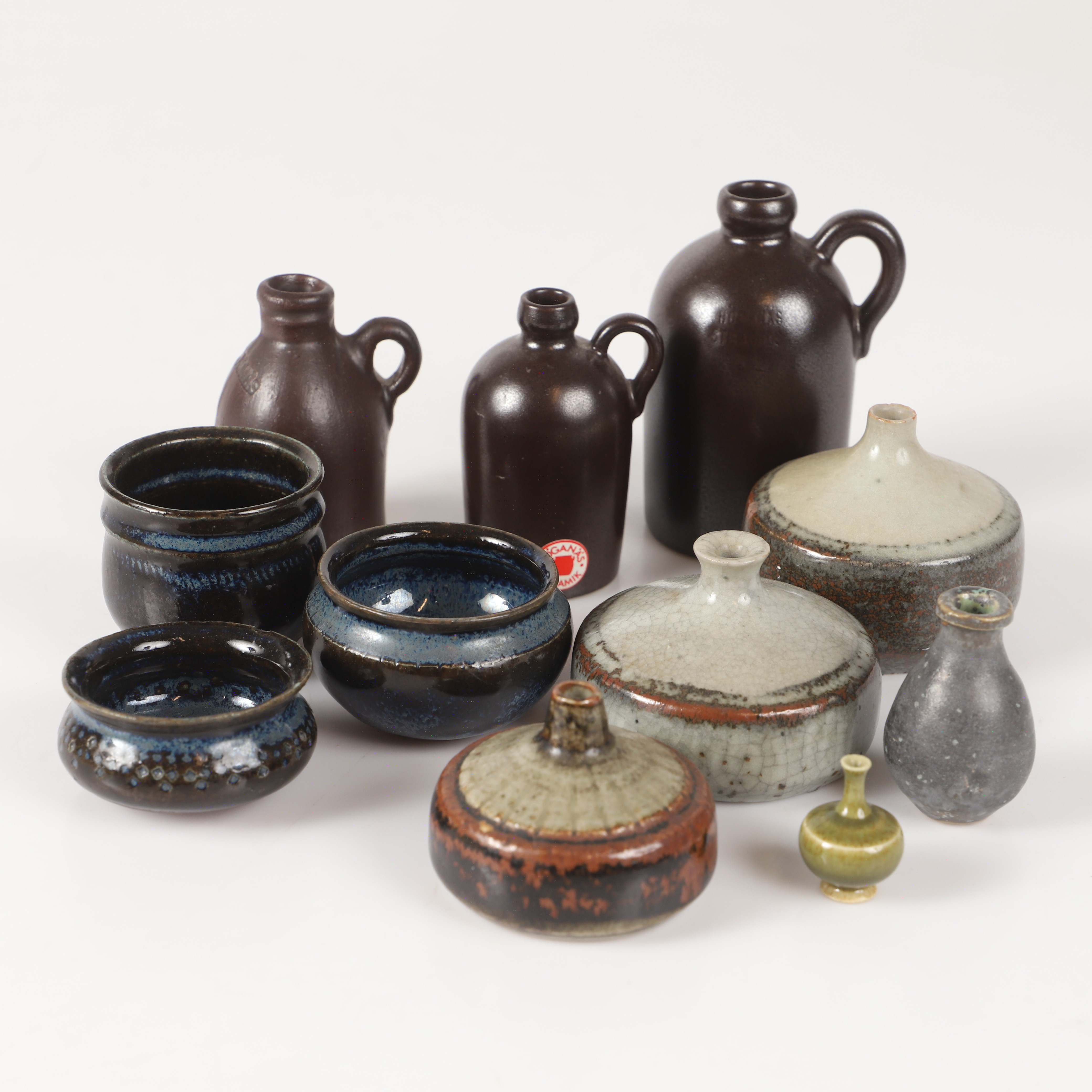 MINIATYRVASER SAMT SKÅLAR, 11 delar, bl a HKS och Höganäs.