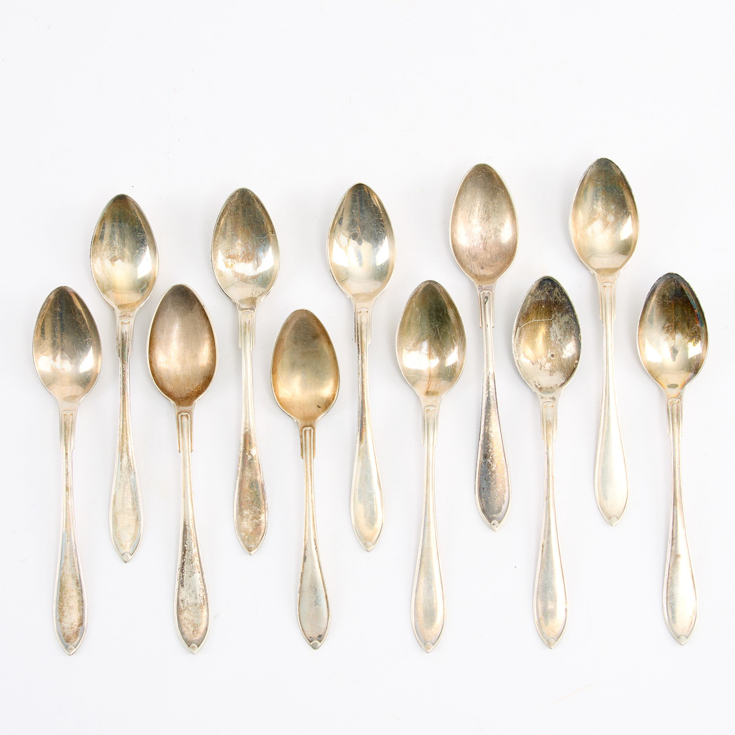 TESKEDAR, 11 stycken, svensk spetsig modell, något varierande storlek, 8 st MAB, Stockholm 1930 och 1932, 3 st GAB. Silver.