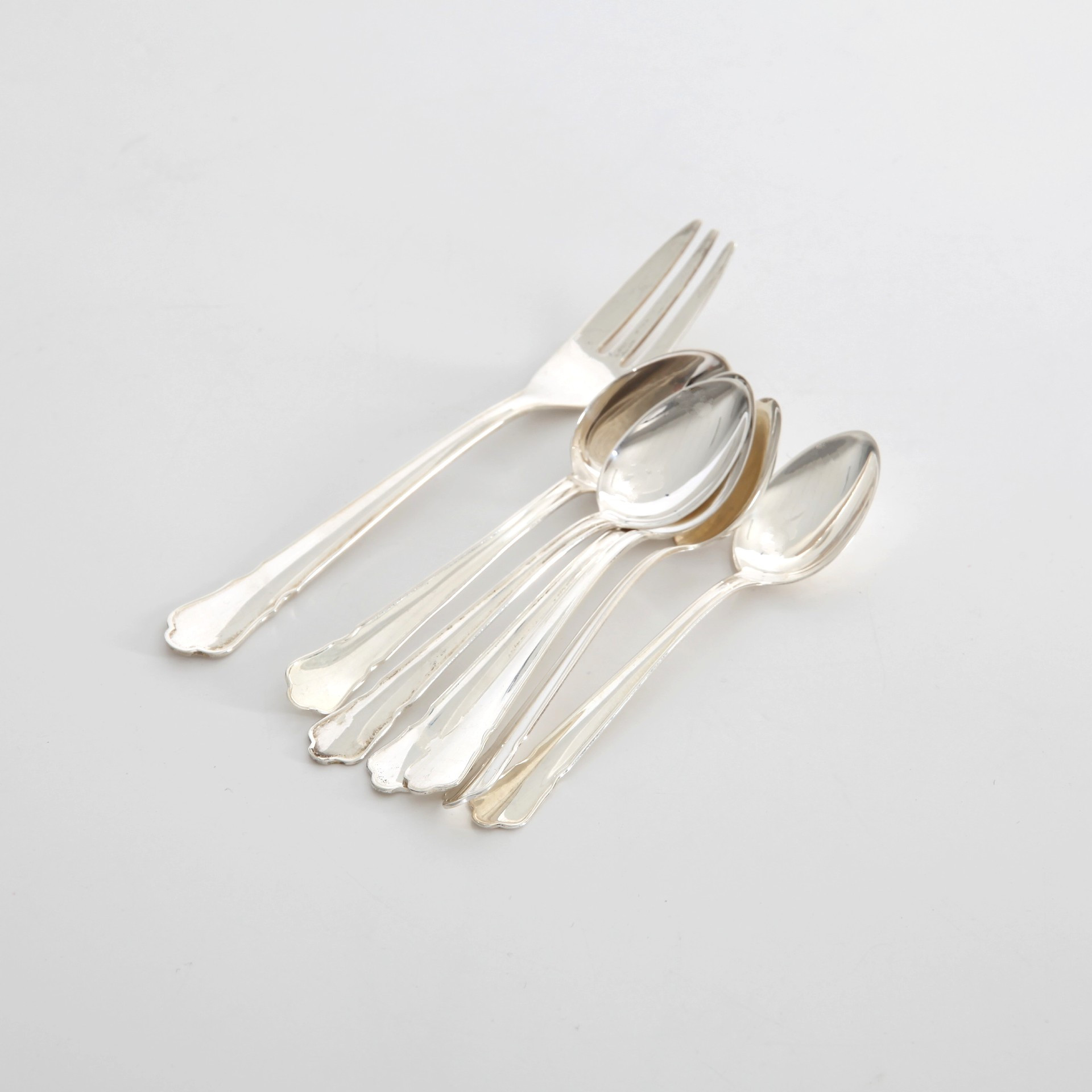 KAFFESKEDAR OCH TÅRTGAFFEL, 7 delar, Silver "Chippendale".