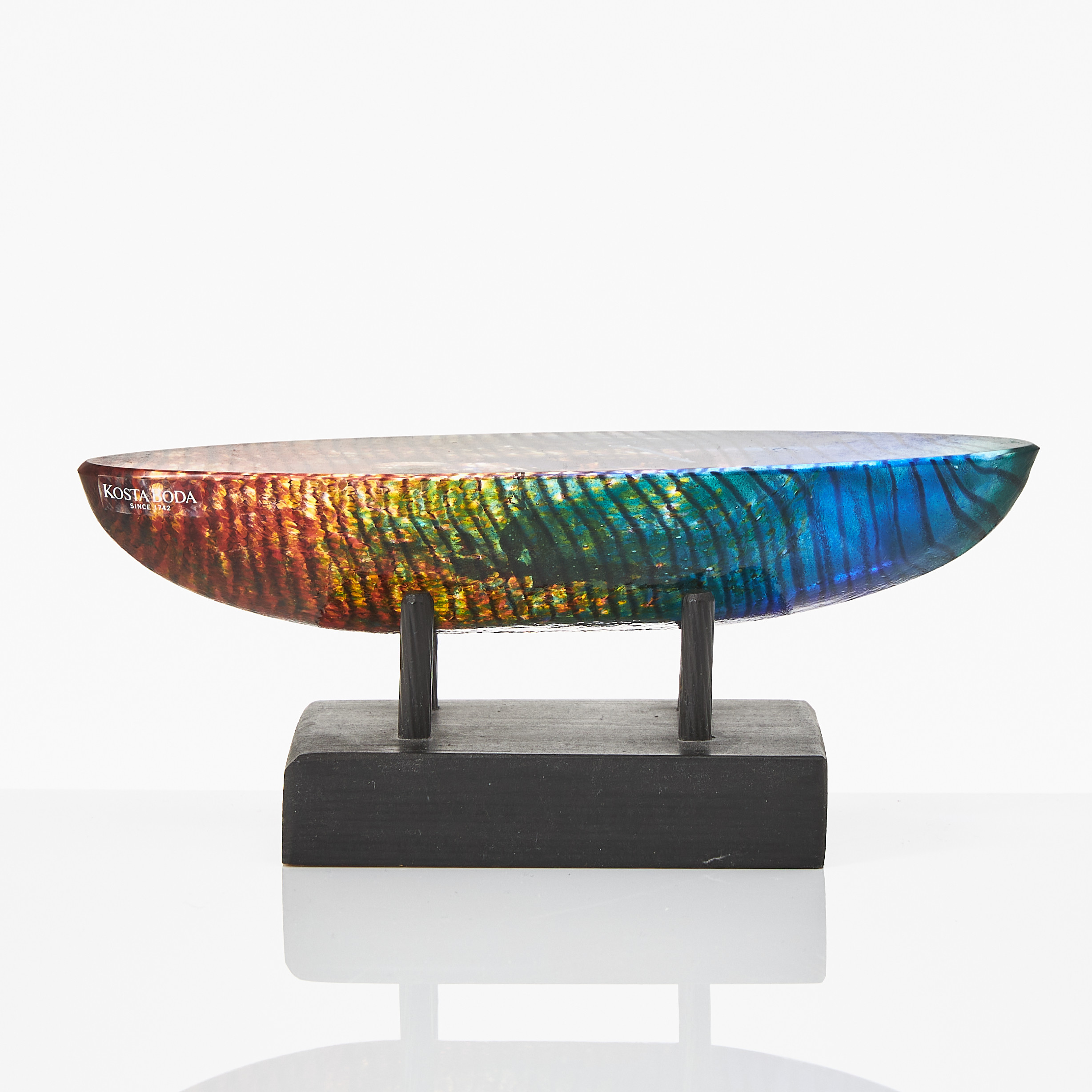 BERTIL VALLIEN. BERTIL VALLIEN. Skulptur, glas, i form av båt, Kosta Boda. innesluten dekor. Signerad Kosta Boda B Vallien 005821-95.