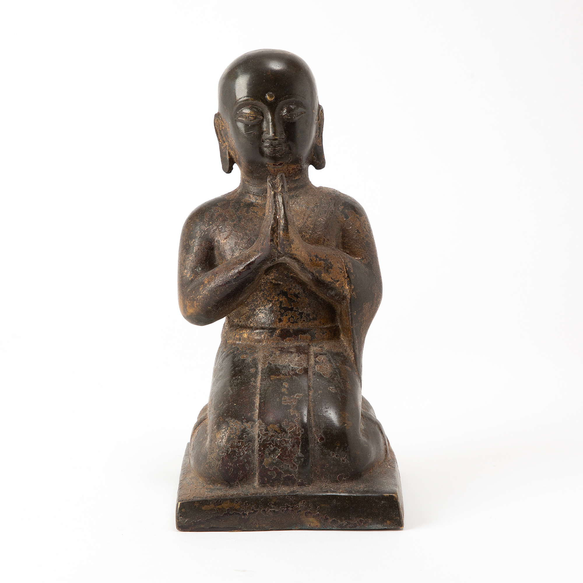 SKULPTUR, tillbedjande munk, brons.
