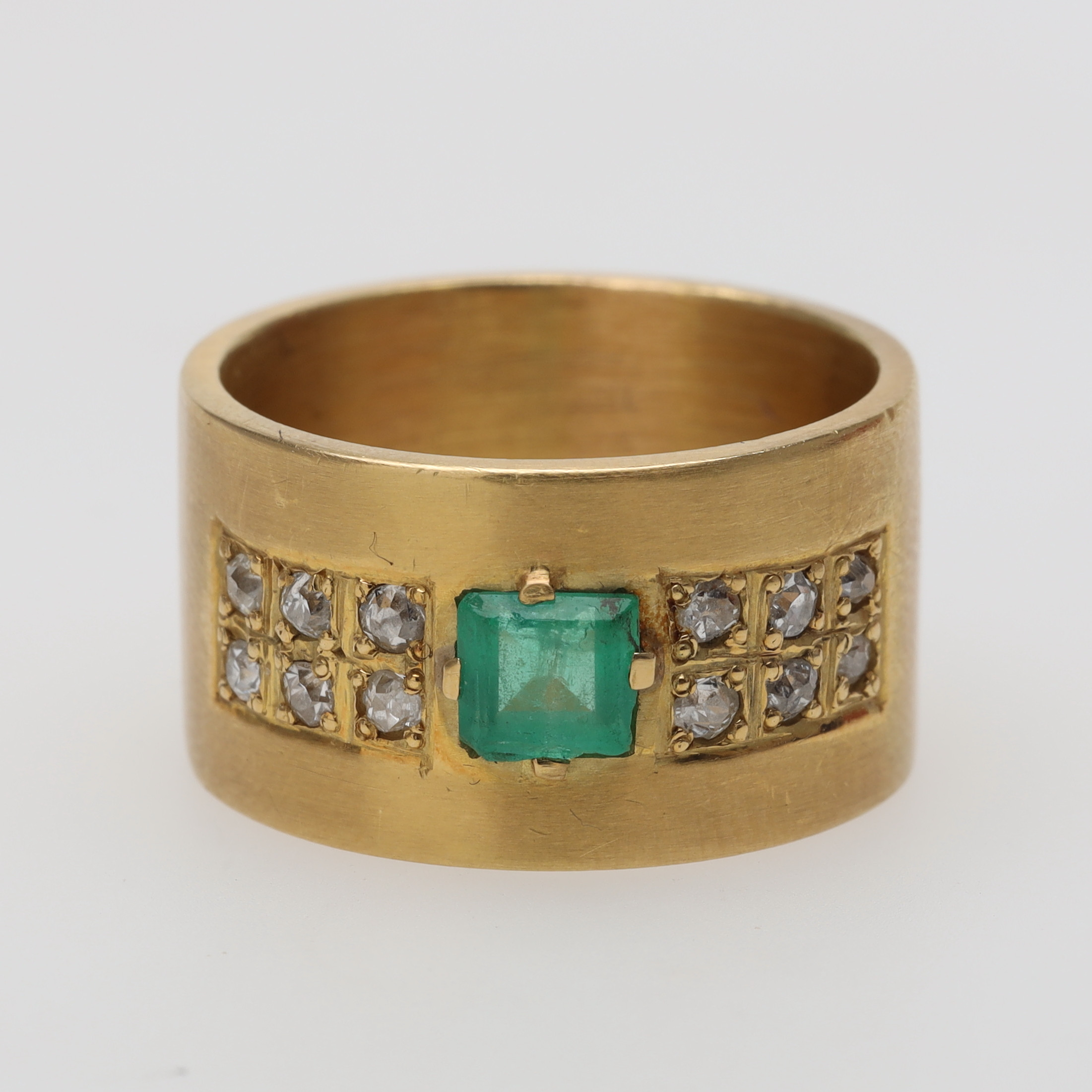 WIWEN NILSSON. RING 18K guld med diamanter och smaragd 1956 Lund bruttovikt ca 8,9 gram.