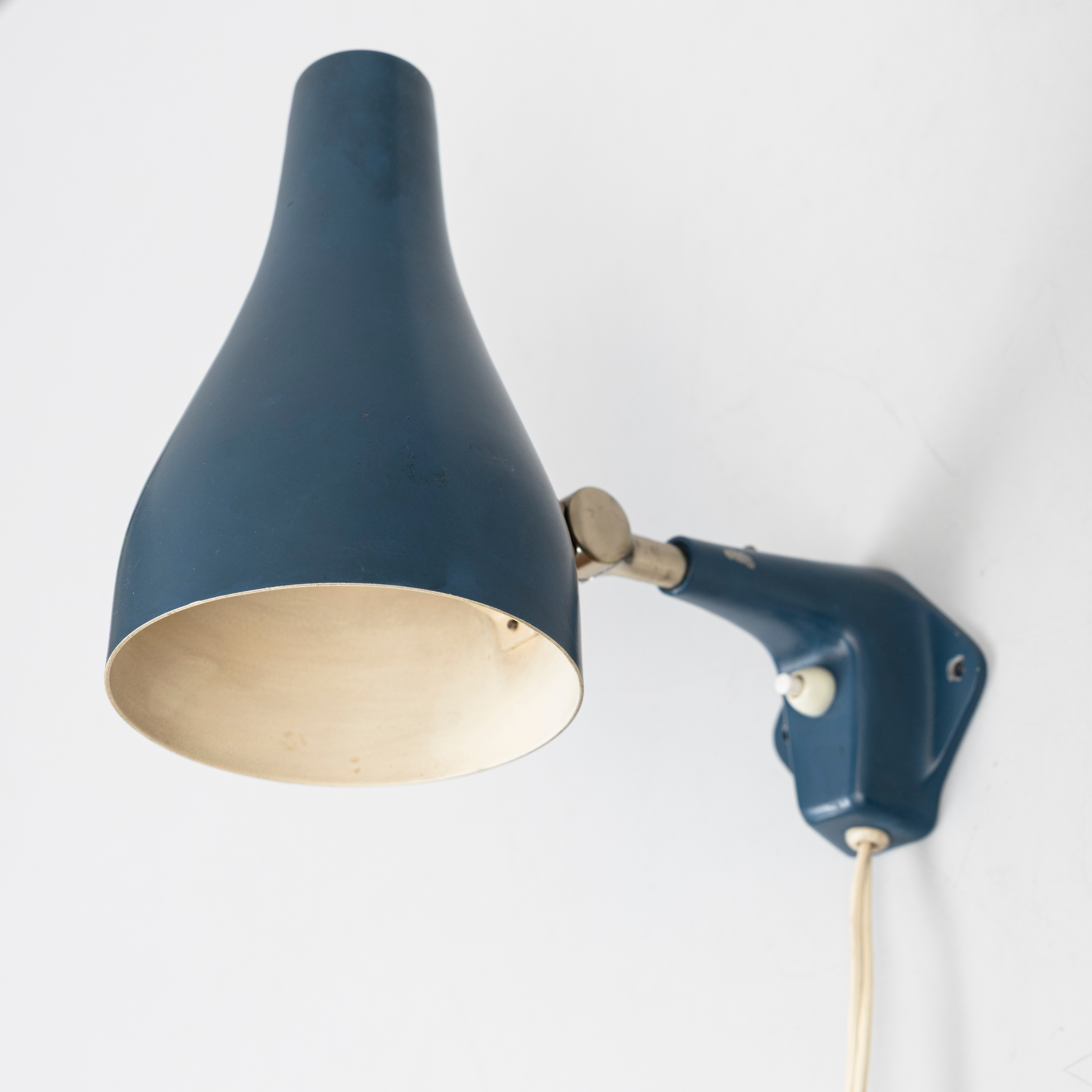 VÄGGLAMPA, blålackerad plåt, ASEA, E2928, 1940/50-tal.