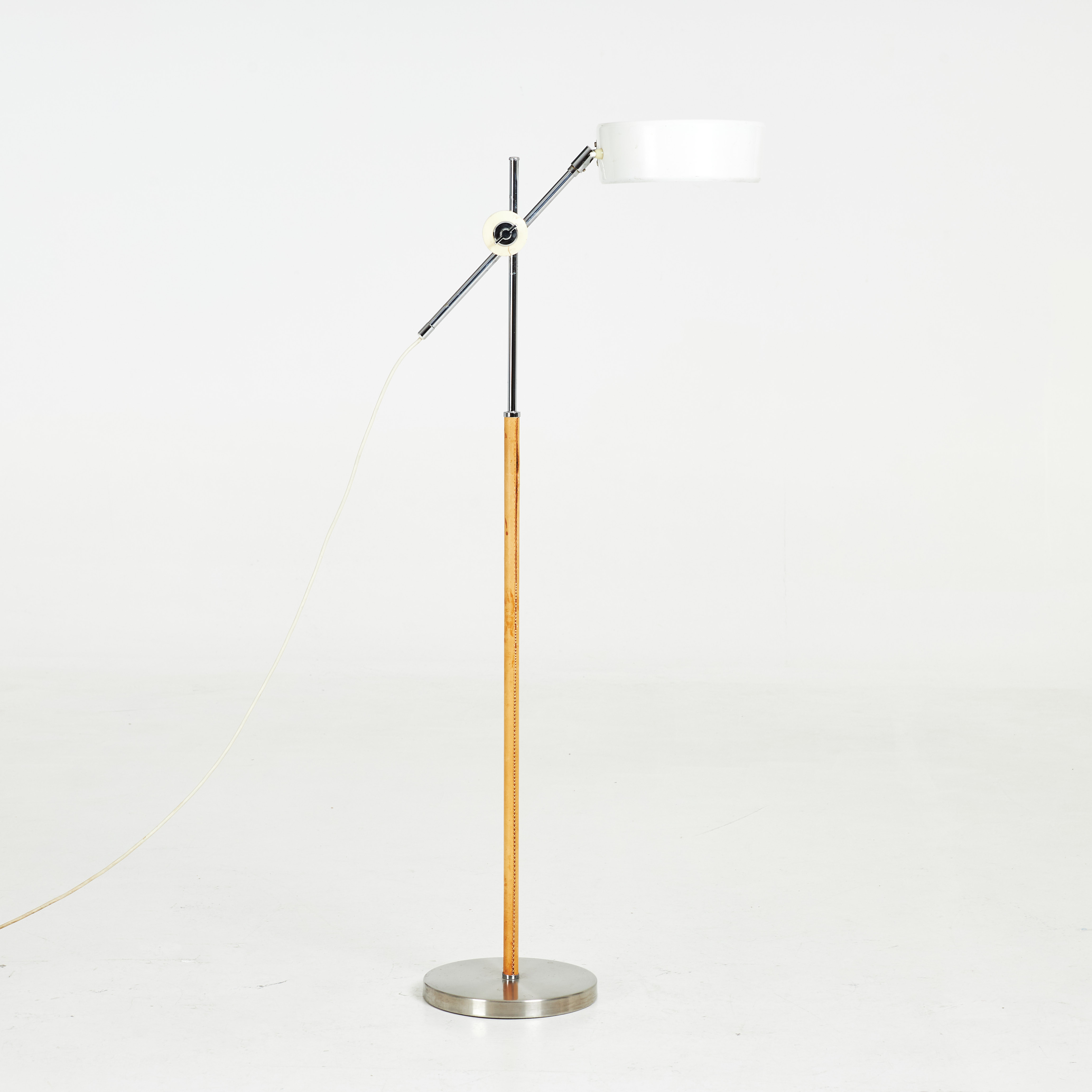 GOLVLAMPA, läderklädd stomme i kromad metall, skärm i vitlackerad plåt, ställbar ljusarm, Ateljé Lyktan.