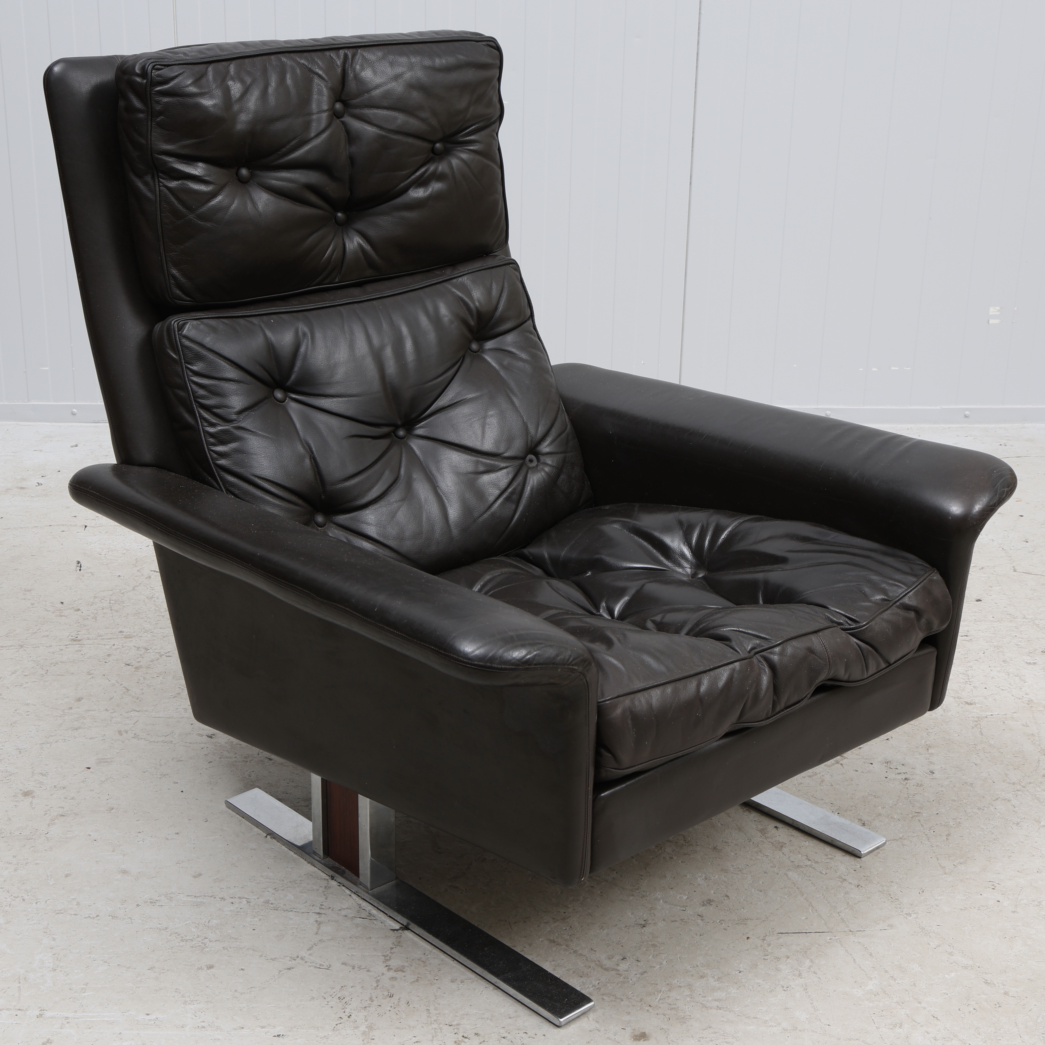 JOHANNES ANDERSEN. Fåtölj, "Comfort hög", svart läder, Trensum.