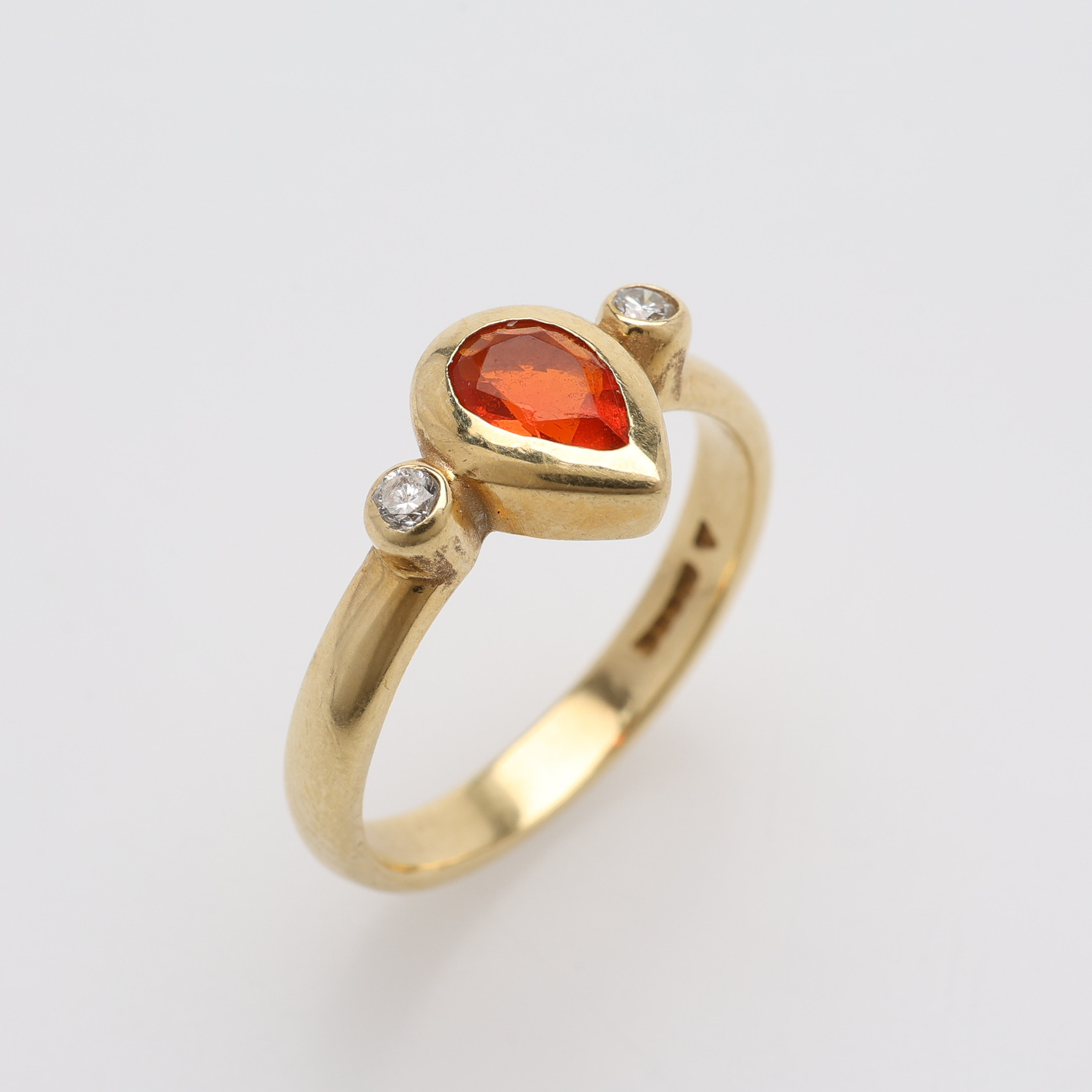 RING, 18K GULD, ORANGE STEN & SMÅ DIAMANTER, TOTALT Ca. 4,1 g.