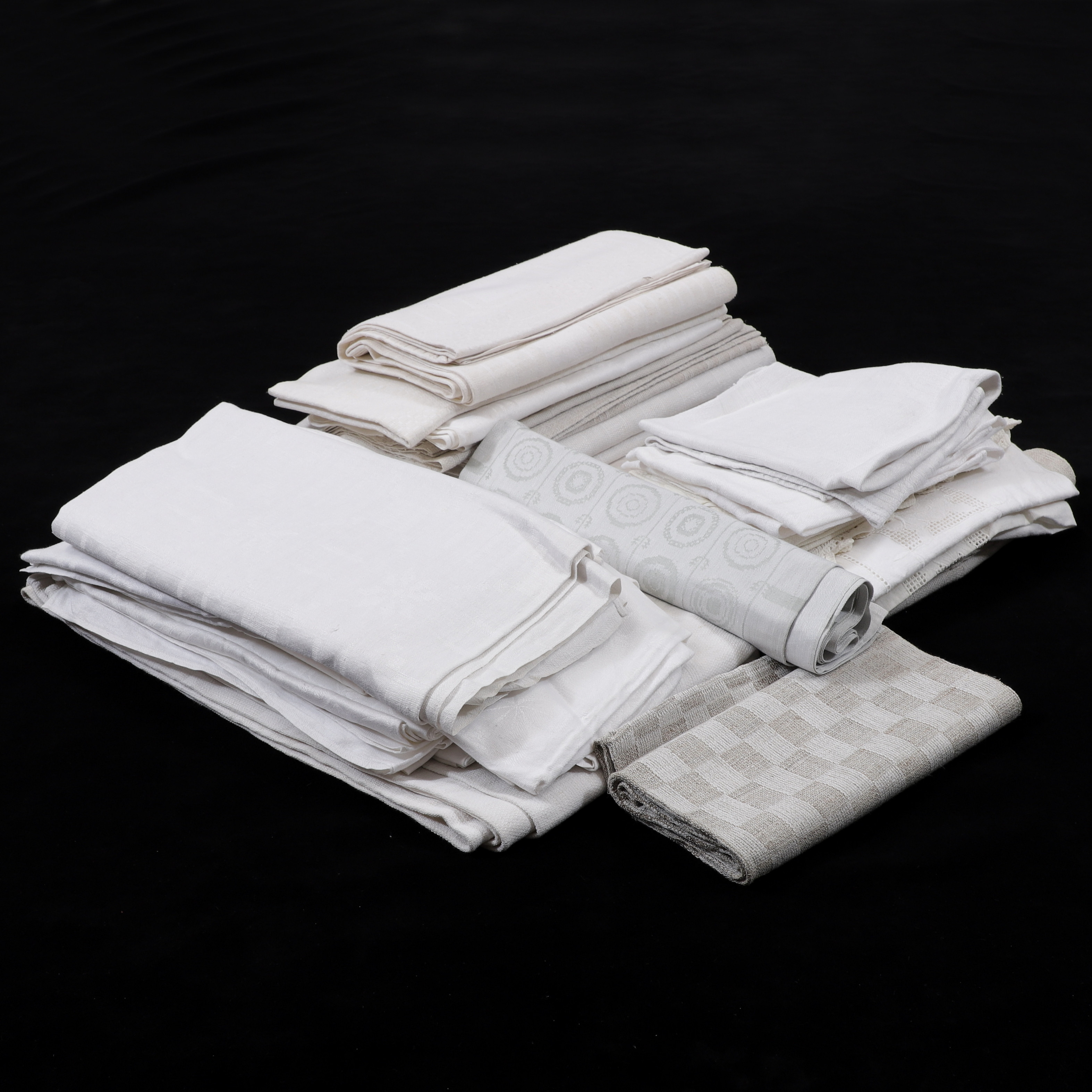 BORDSDUKAR OCH KÖKSHANDDUKAR, 24 st, linne, 1900-tal.