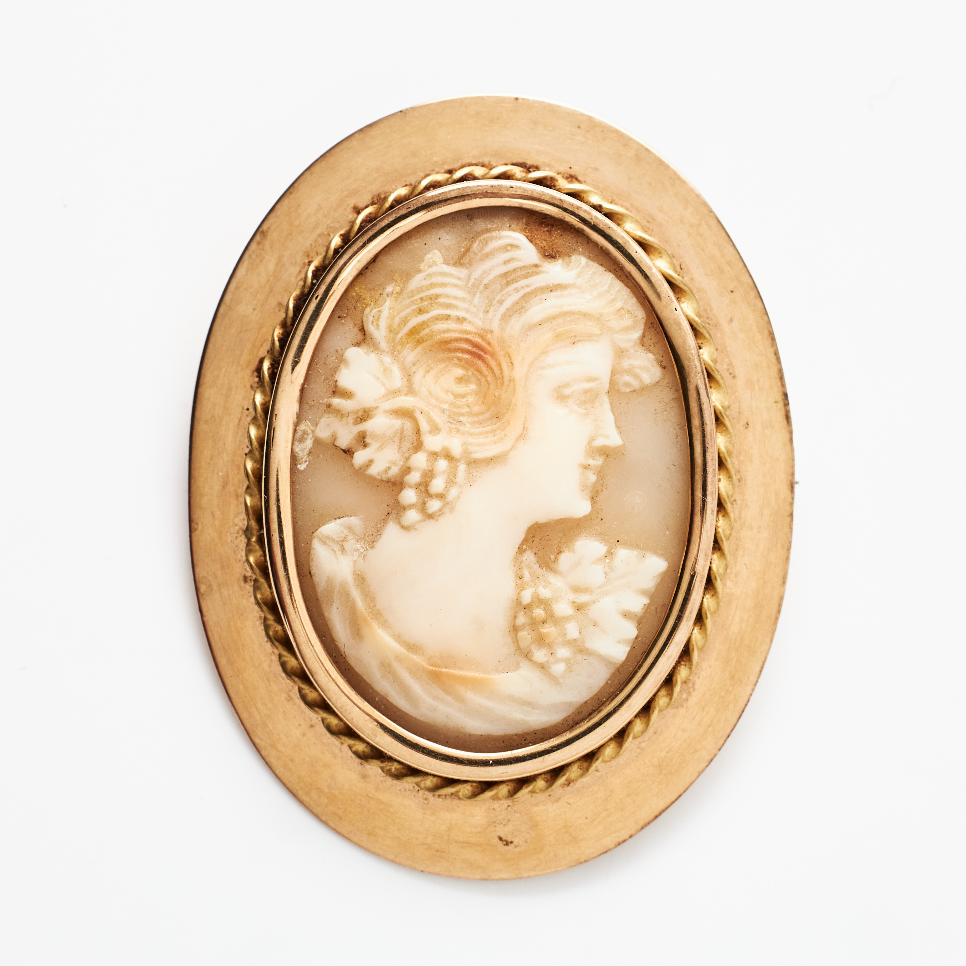 BROSCH/HÄNGE, 18 k guld, kamé, skuret snäckskal föreställande klassisk kvinnoprofil, twist-and rope dekor, Thord Blomberg, Örebro 1946.