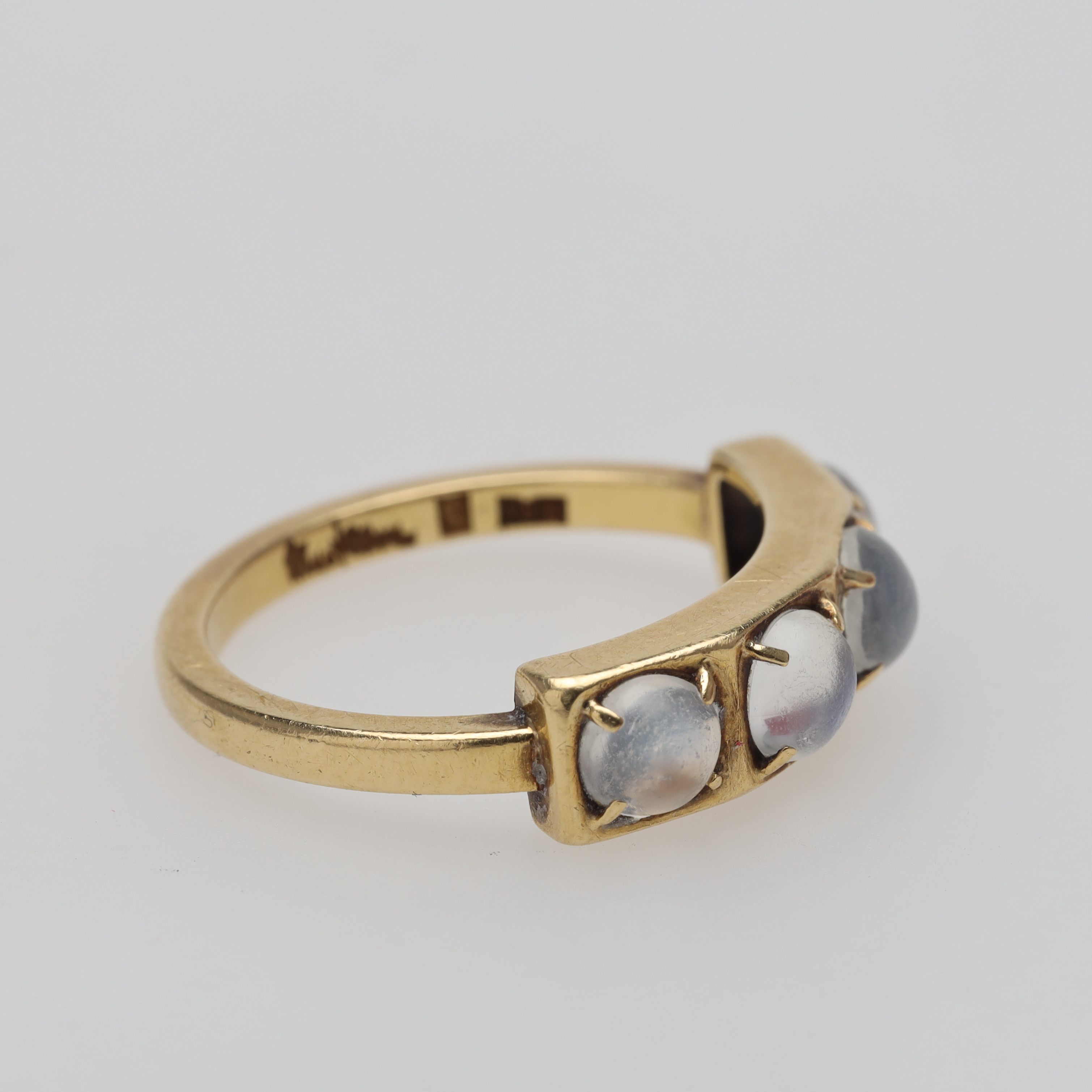 WIWEN NILSSON. RING, med fyra cabochonslipade månstenar, 18K guld Lund 1953 bruttovikt ca 3,5 gram.