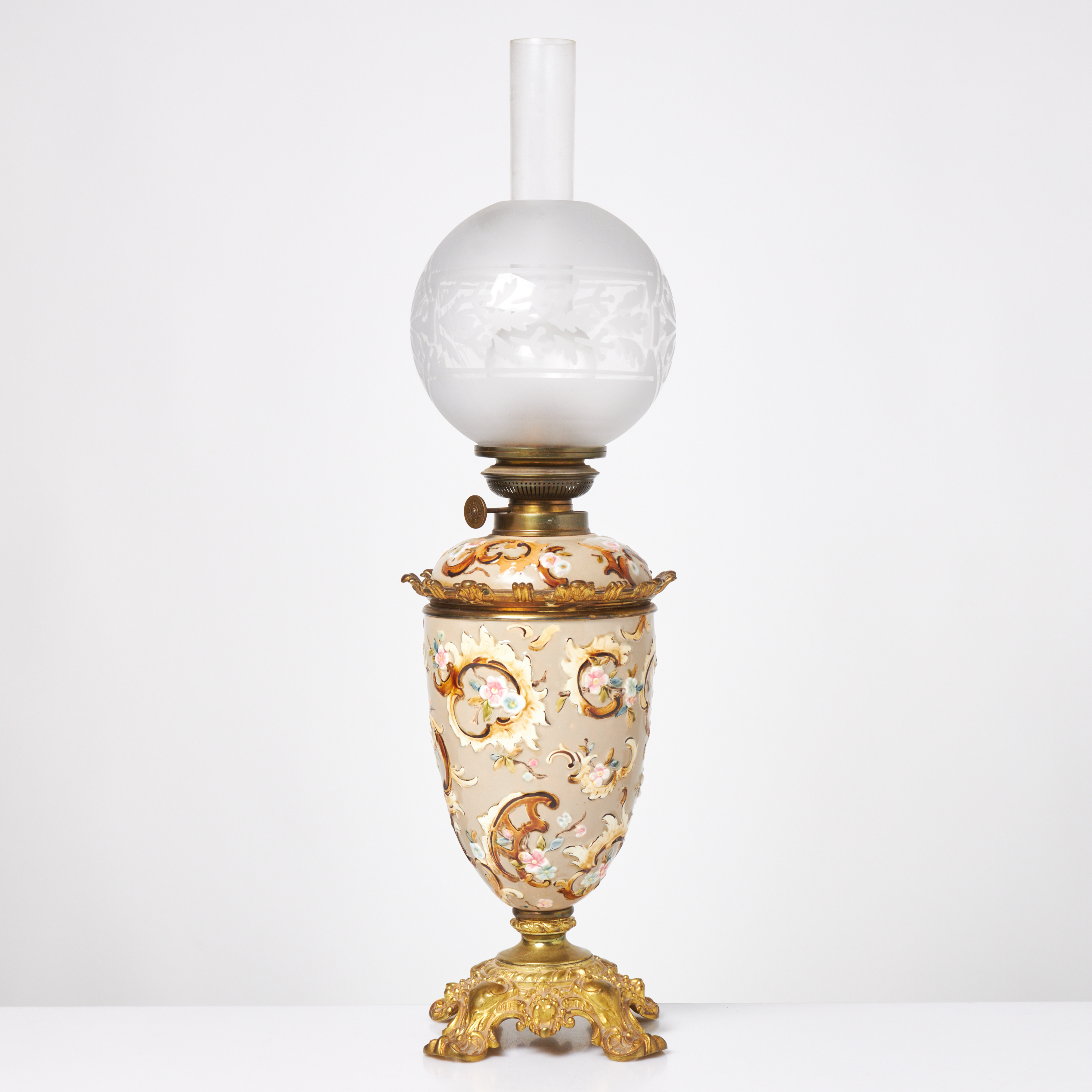 BORDSFOTOGENLAMPA, 1800/1900-talets början, majolika, kupa och brännrör i glas, märkt Kosmos Brenner.