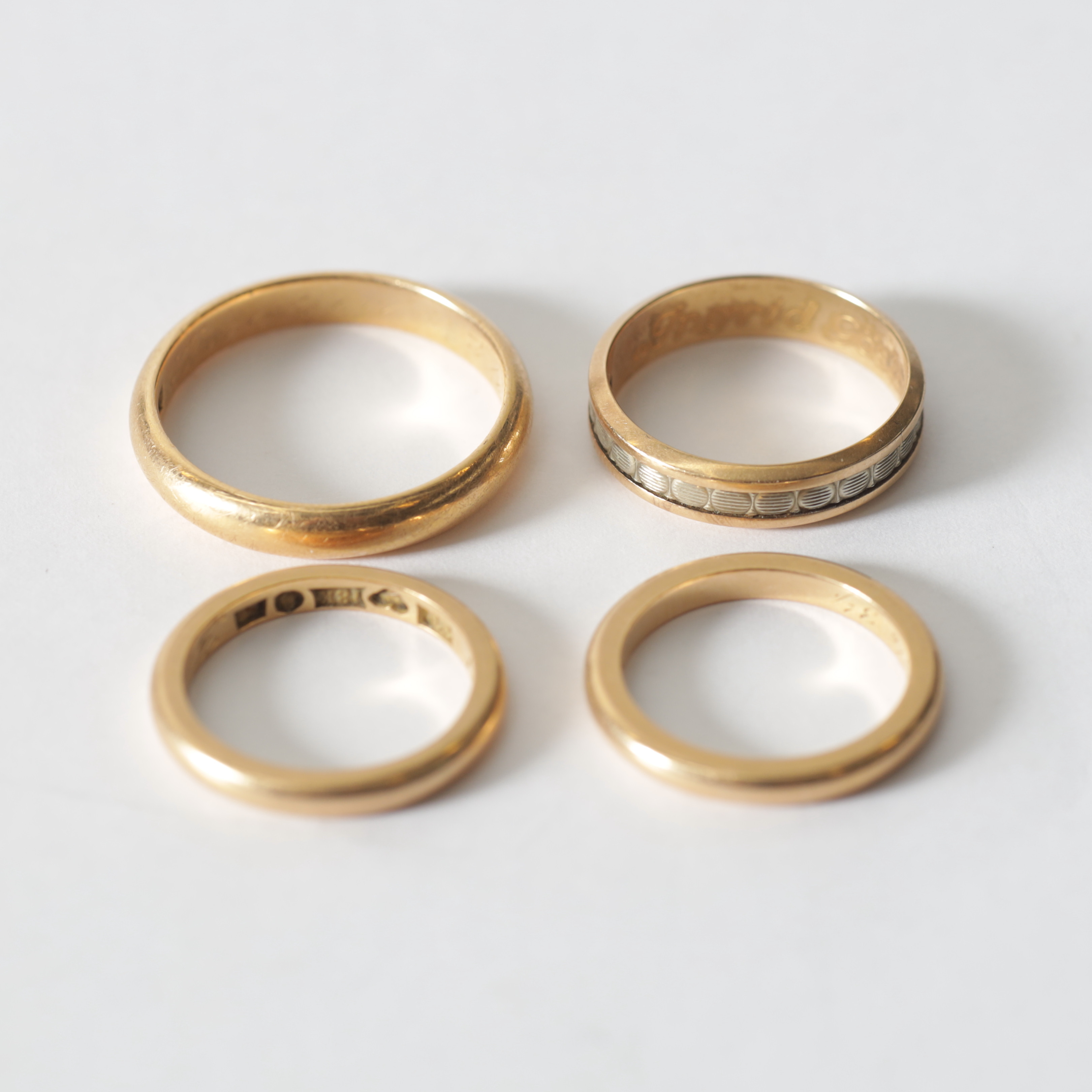 RINGAR, 4 st, 18K guld & vitguld, olika tillverkare. Totalvikt ca 15,4 gram.