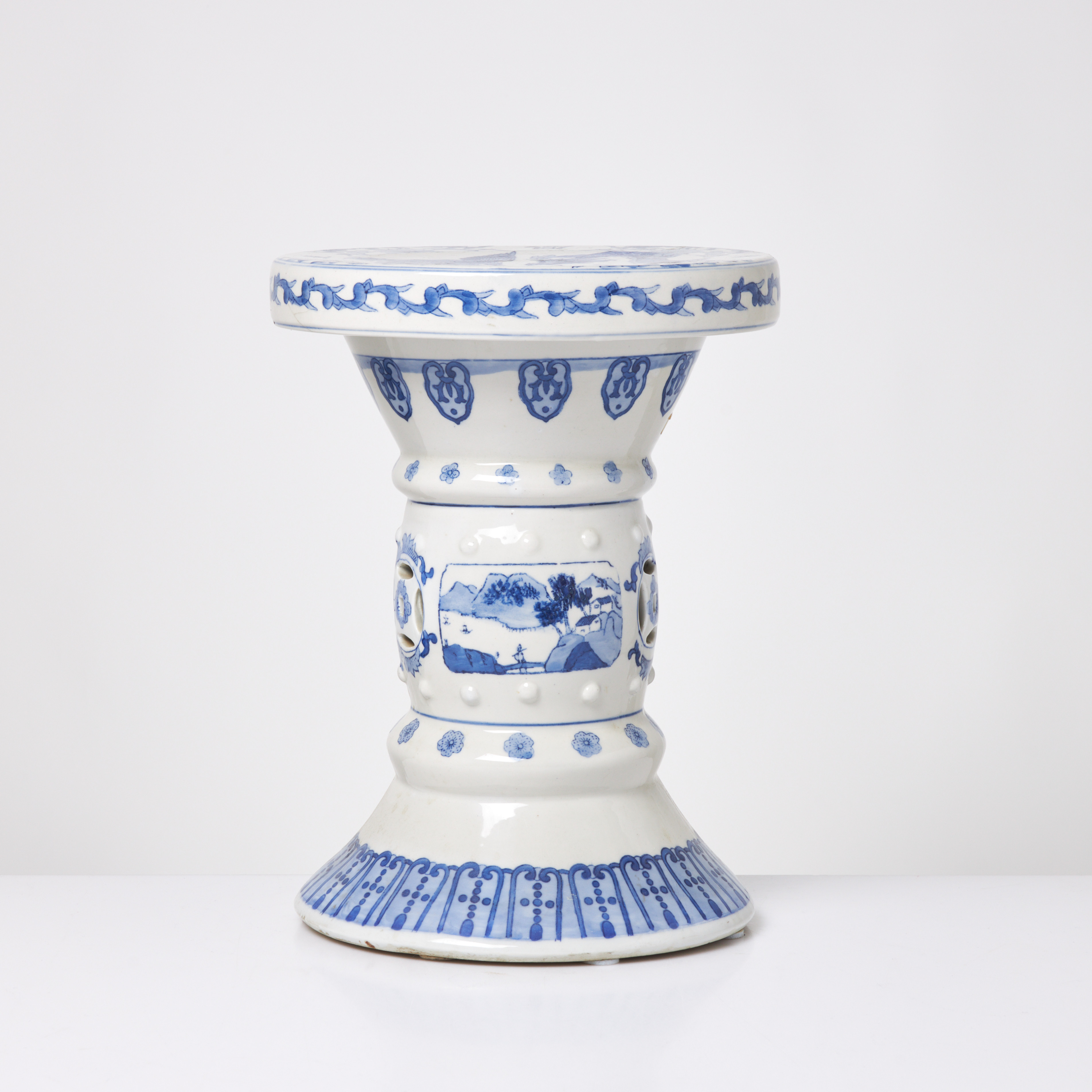 TRÄDGÅRDSPALL, porslin, dekor av bl.a. drakar i underglasyrsblått, Kina, 1900-tal.