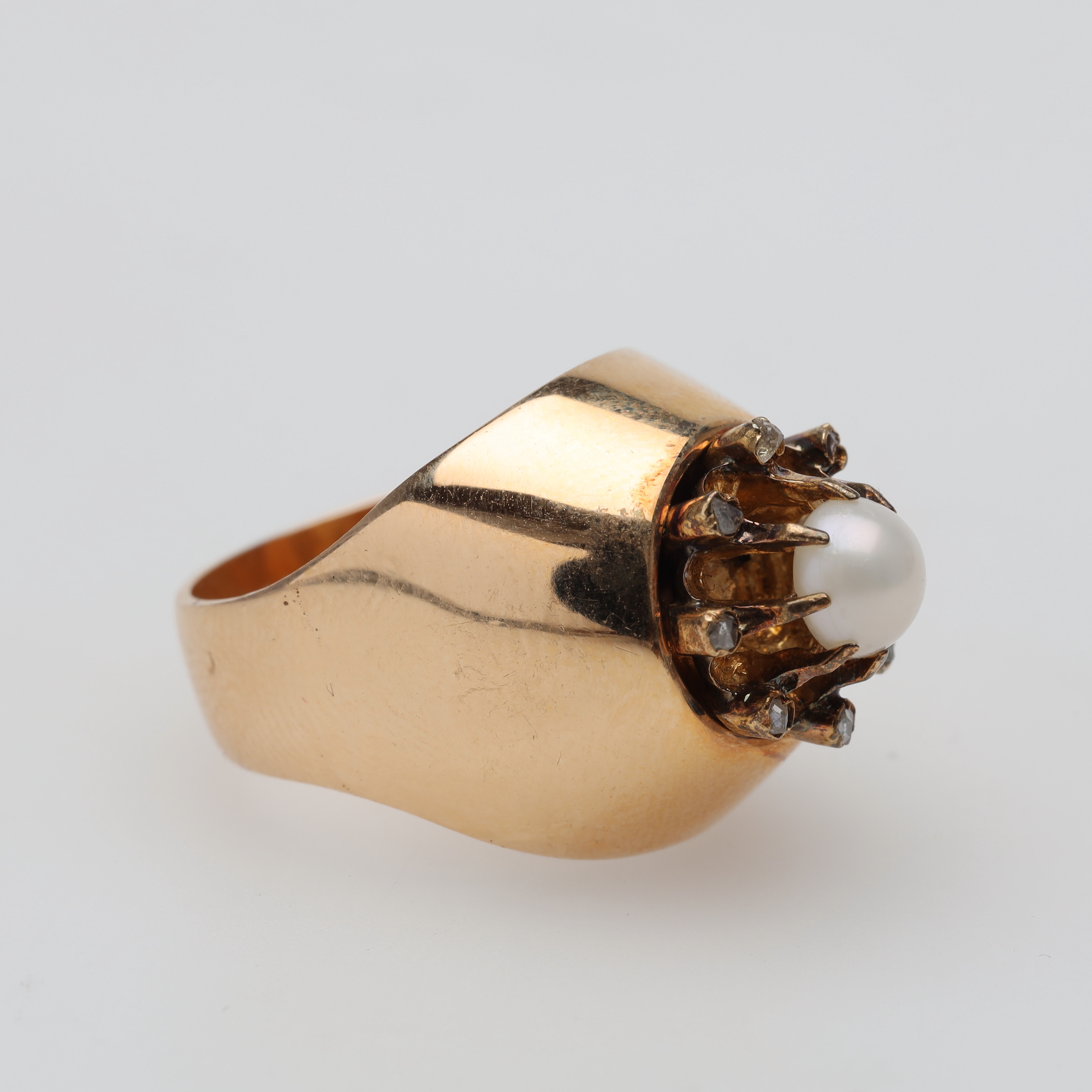 RING med pärla 18K guld bruttovikt ca 7,6 gram.