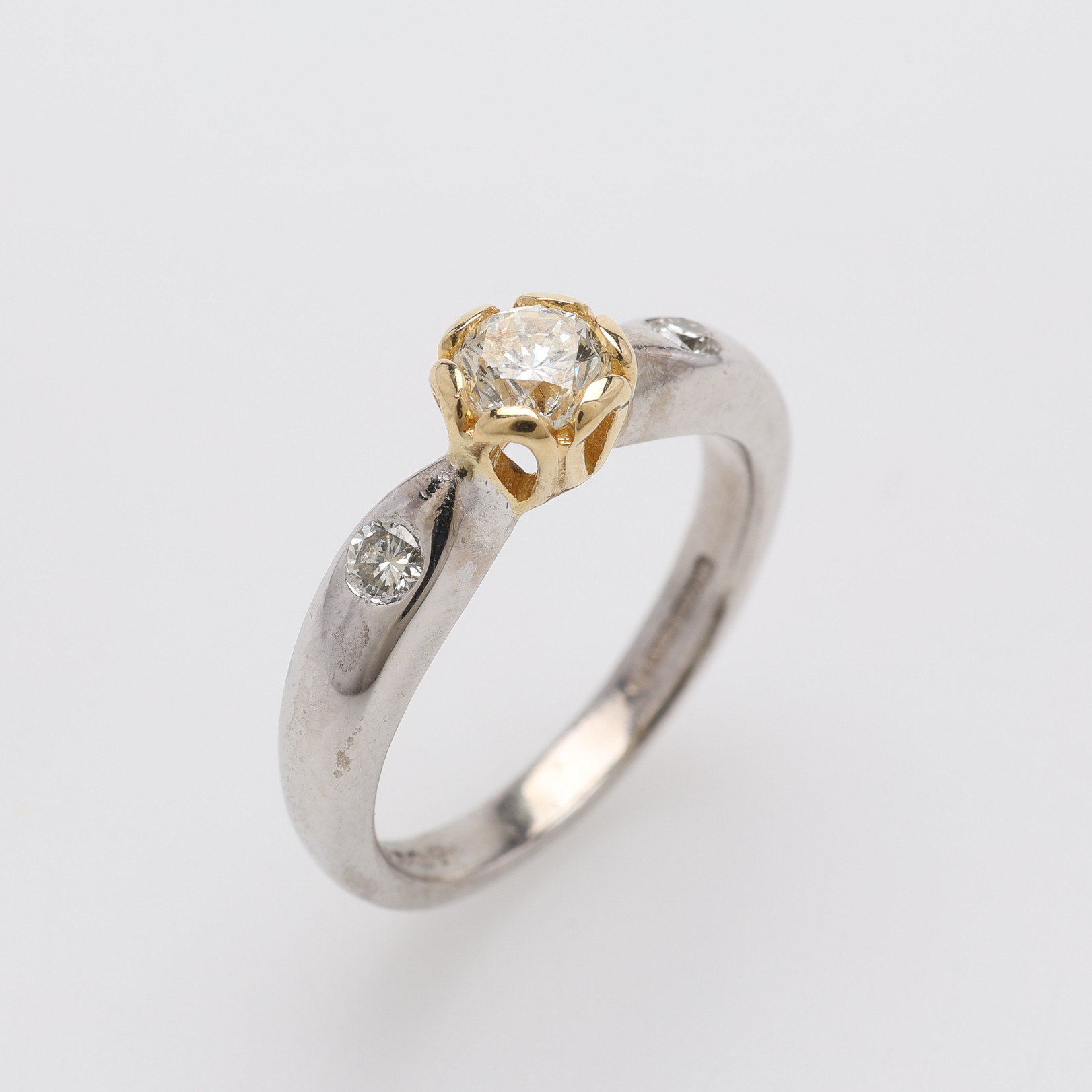 RING, 18K VITT & GULT GULD, DIAMANTER OM TOTALT 0,50 CT ENLIGT GRAVYR, STORBRITANNIEN, TOTALT Ca. 4,9 g.