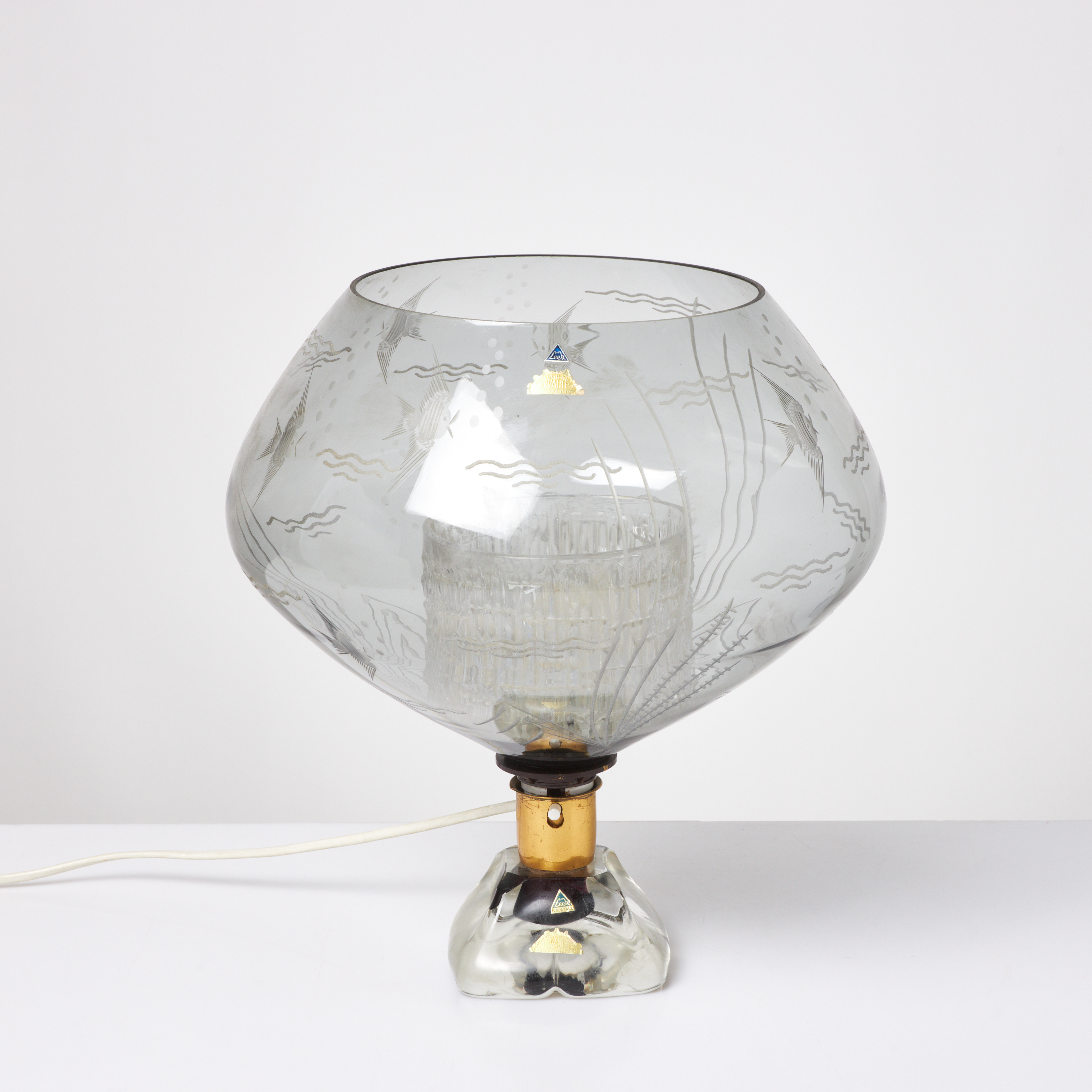 BORDSLAMPA, glas, gulmetall, slipad dekor av fiskar, etikettmärkt Leek Kristall, 1900-talets första hälft.