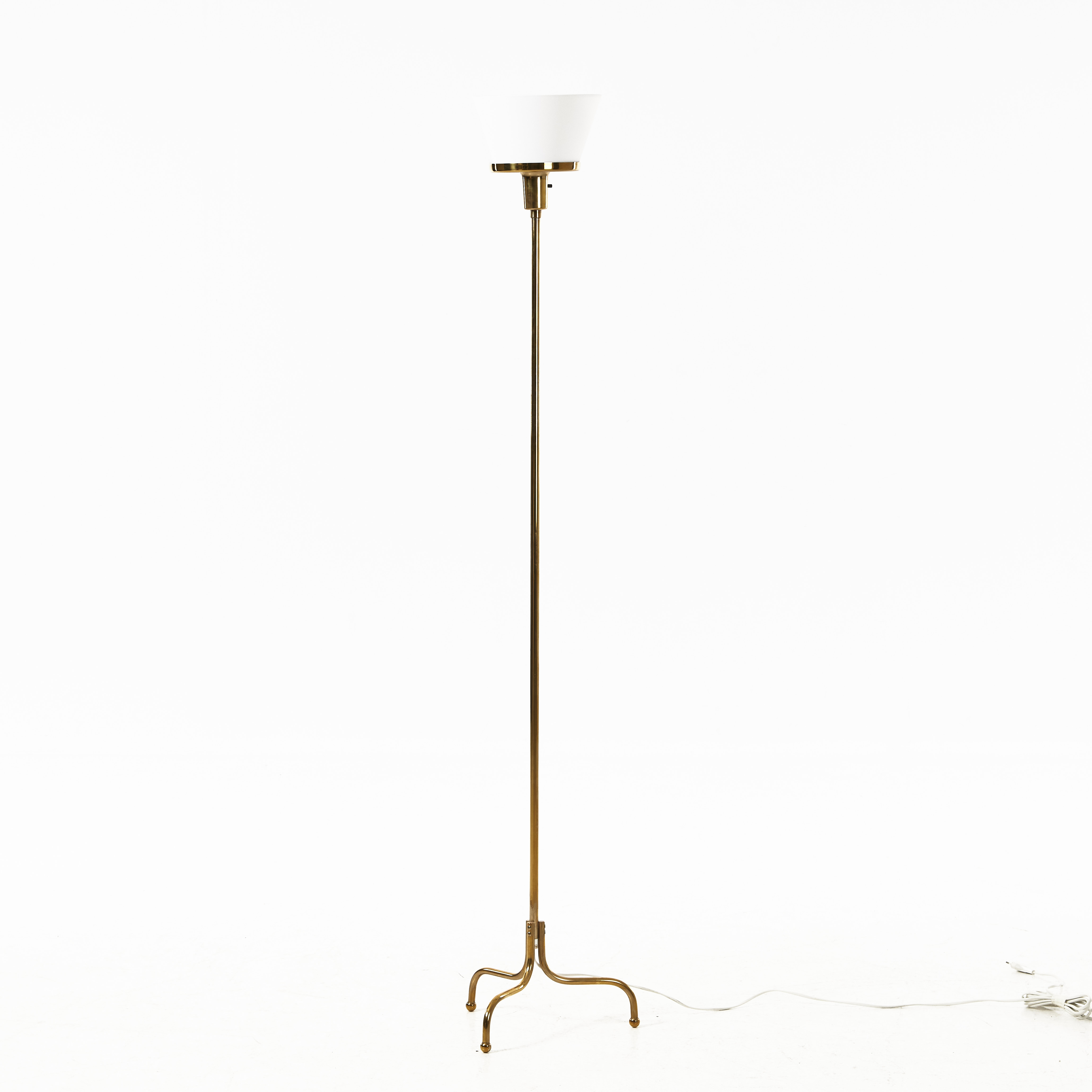 JOSEF FRANK. Golvlampa, modell 2424, stomme i mässing, textilklädd skärm.