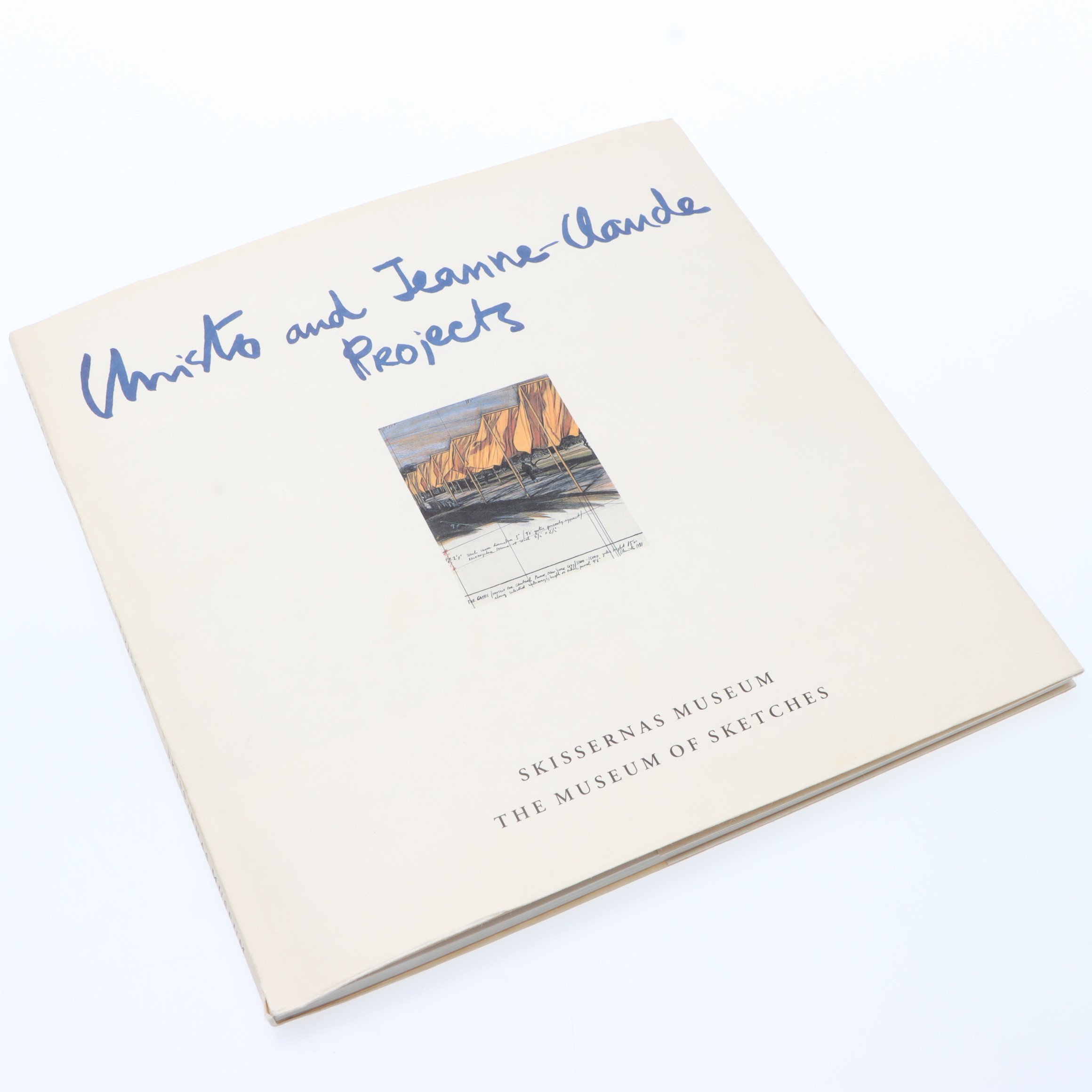 KONSTBOK, Christo and Jeanne-Claudes projects på skissernas museum i Lund 1997, signerad av båda konstnärerna.