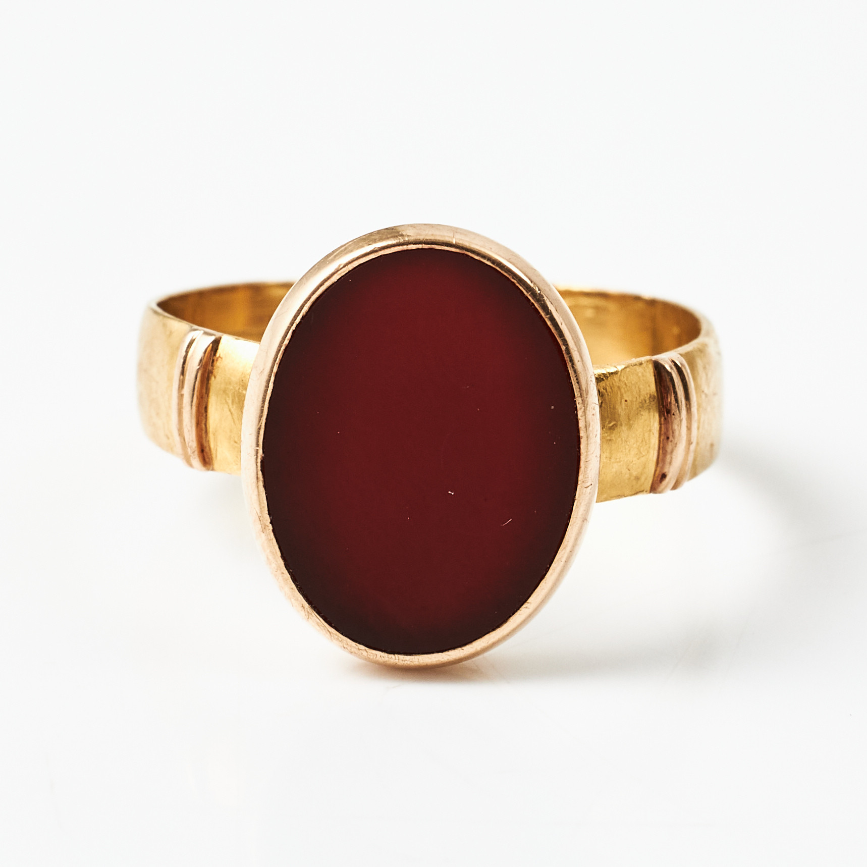 RING, 23 k guld, oval planslipad karneol i 18 k guldmontering.