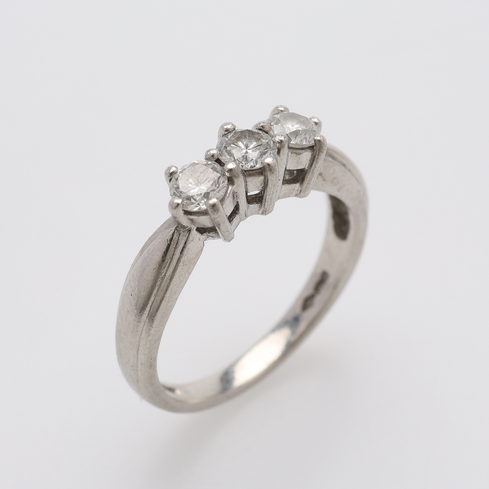 RING, PLATINA & DIAMANTER OM TOTALT 0,50 CT ENLIGT GRAVYR, TOTALT Ca. 5,5 g.