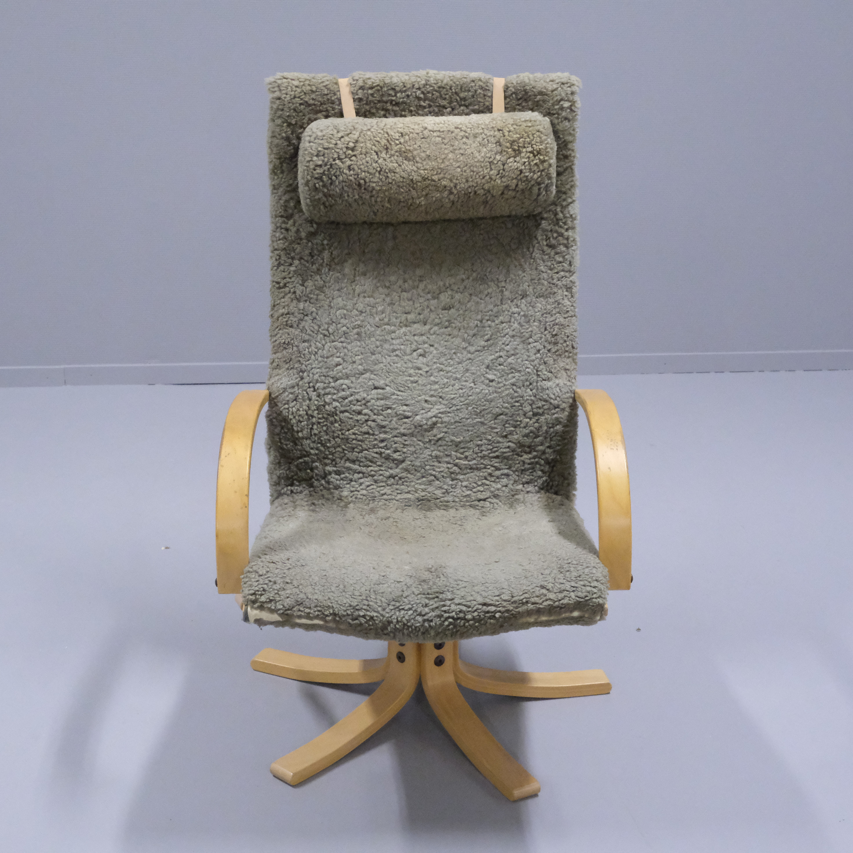 SNURRFÅTÖLJ, FÅRSKINN OCH BJÖRK.