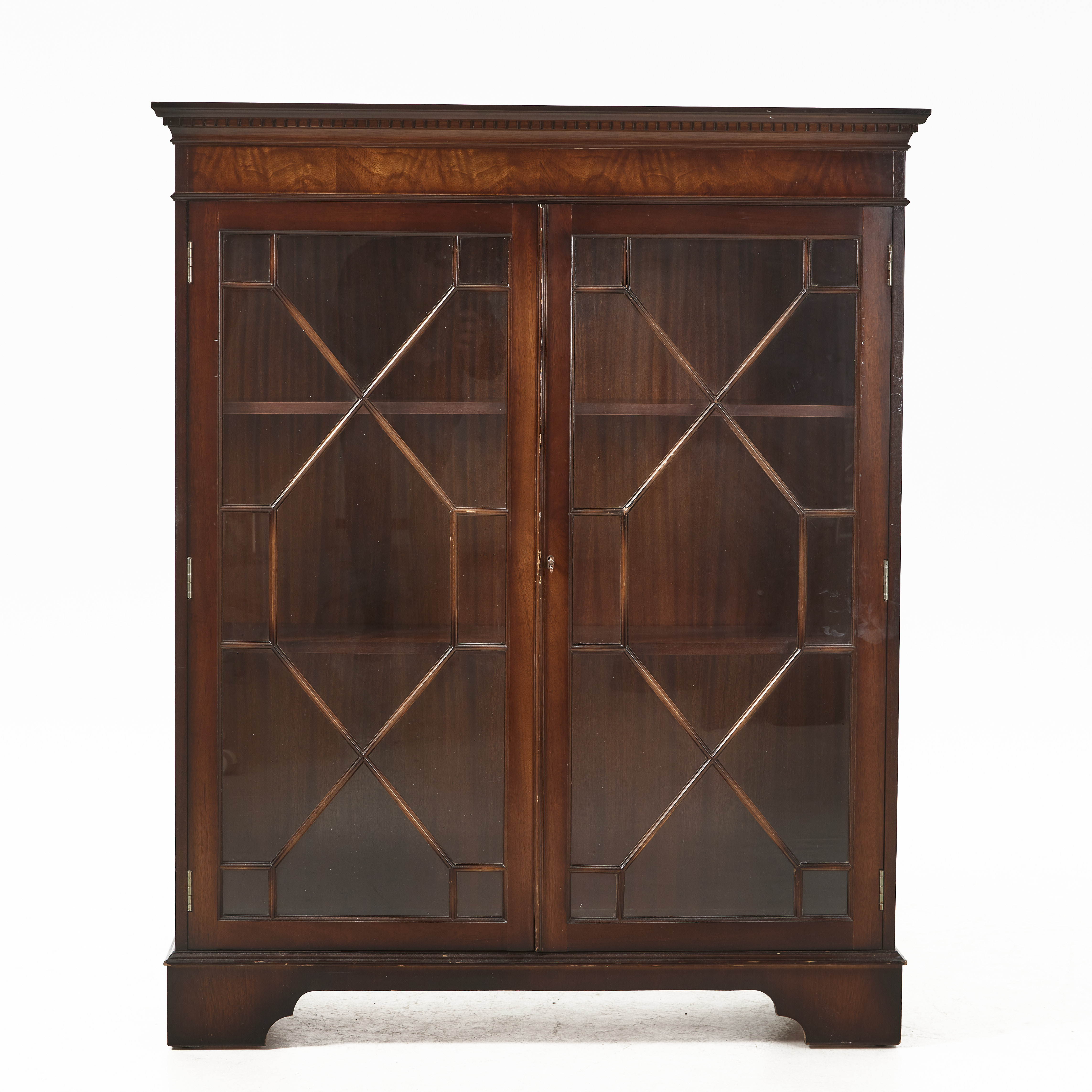 VITRINSKÅP, engelsk stil, 1900-tal.