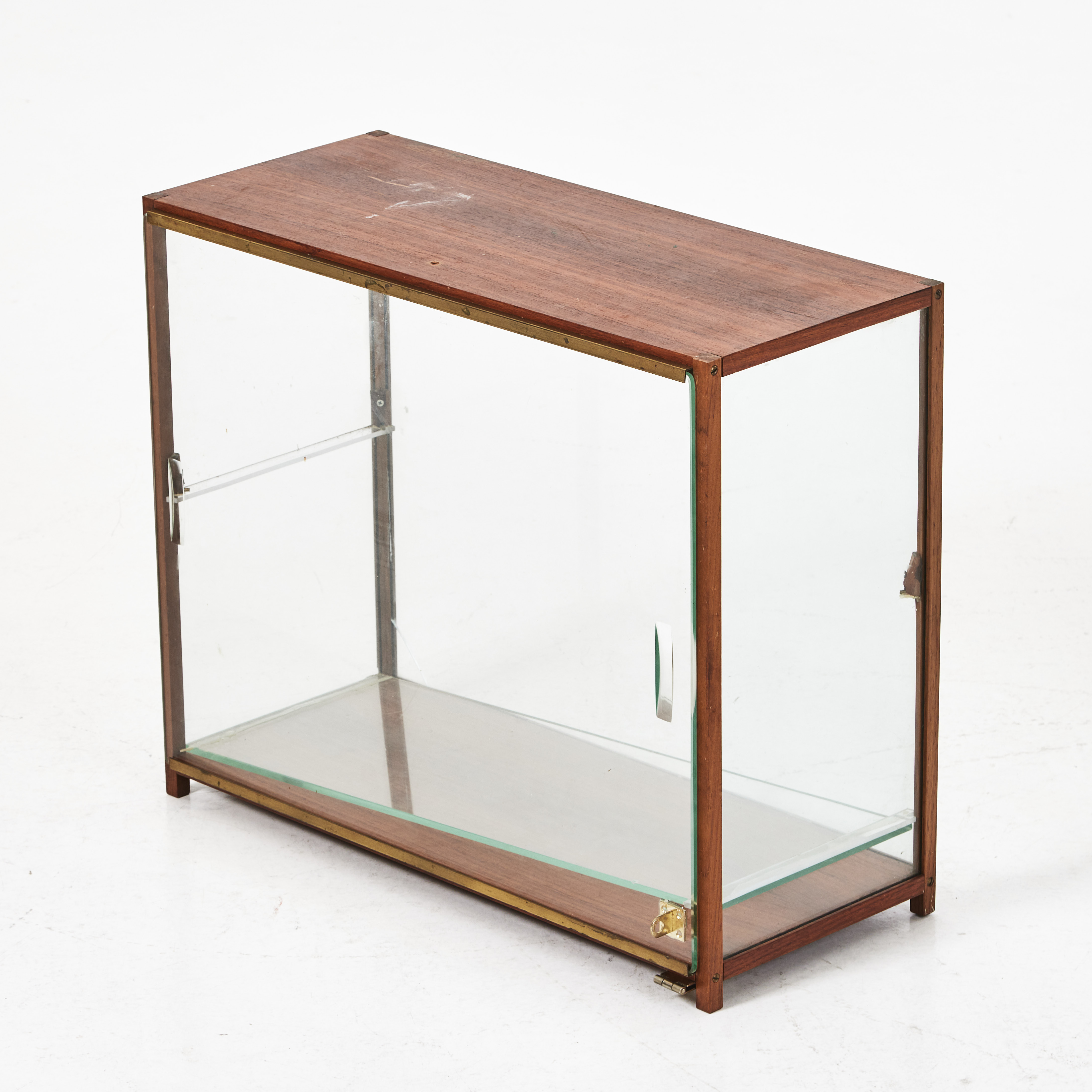 BORDSVITRIN, 1900-talets andra hälft, stomme fanerad i valnöt, skjutdörr och en hylla i glas.