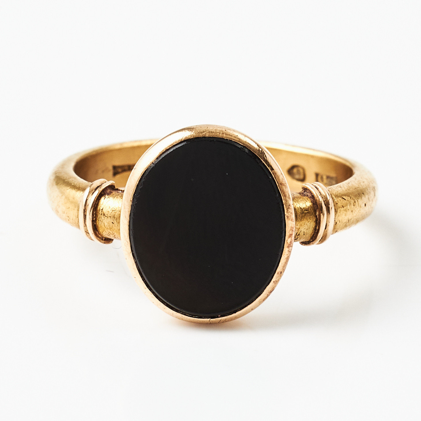 RING, 23 k guld, planslipad oval onyx i 18 k guldmontering, otydliga svenska stämplar.
