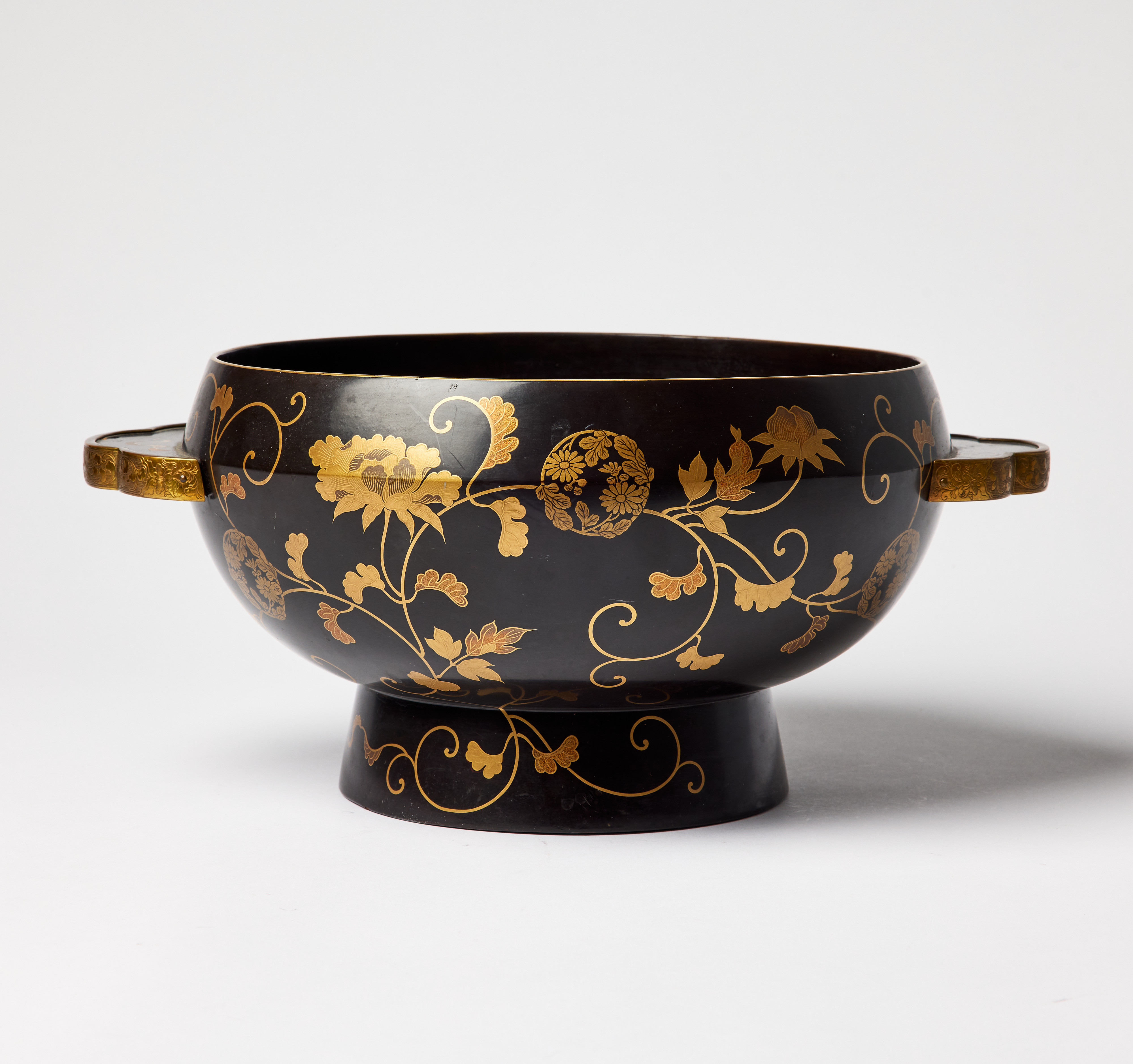 A Japanese Kodaiji-Style Lacquer Mimidarai Basin.