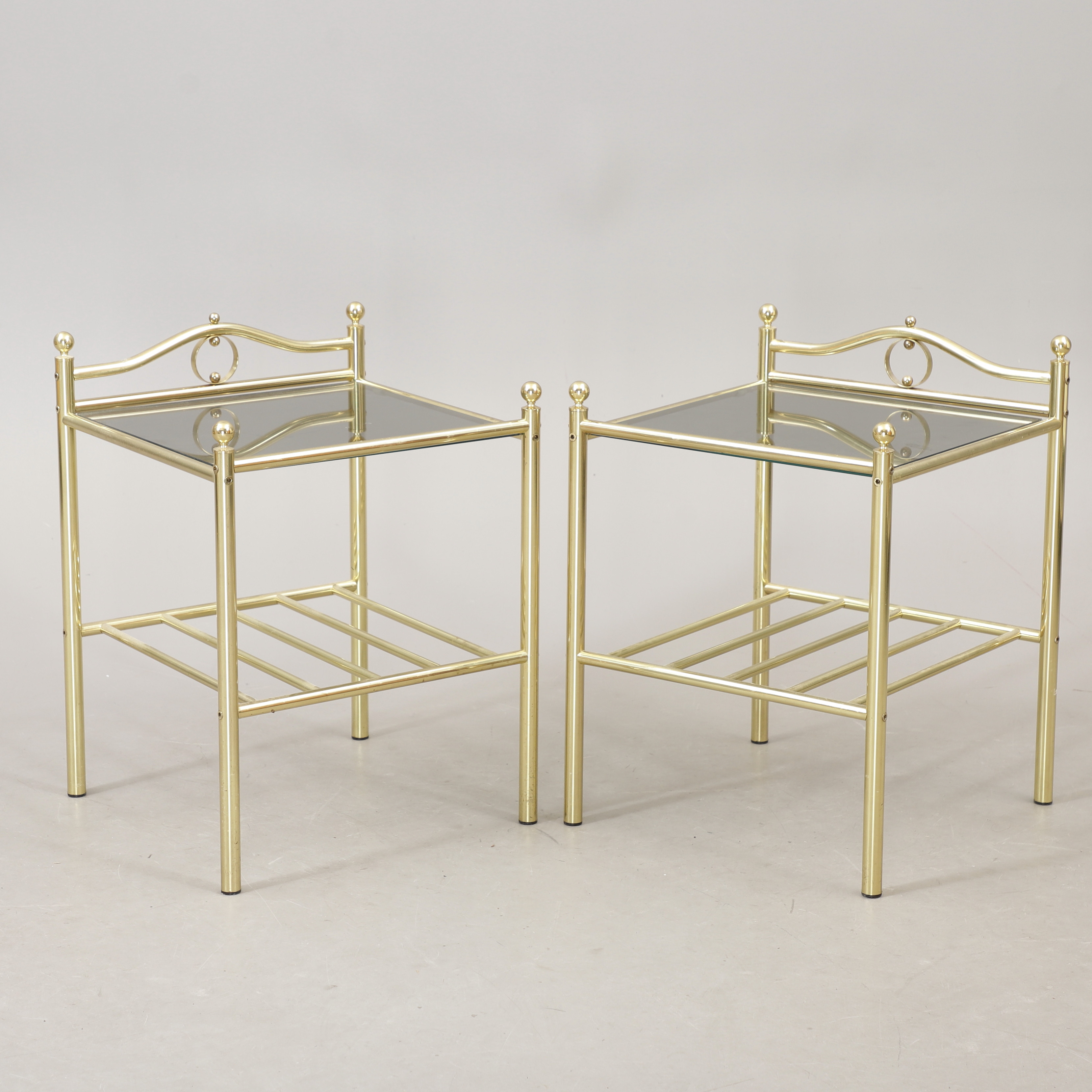 SÄNGBORD, ett par, mässing/tonats glas, 1900-talets andra del.