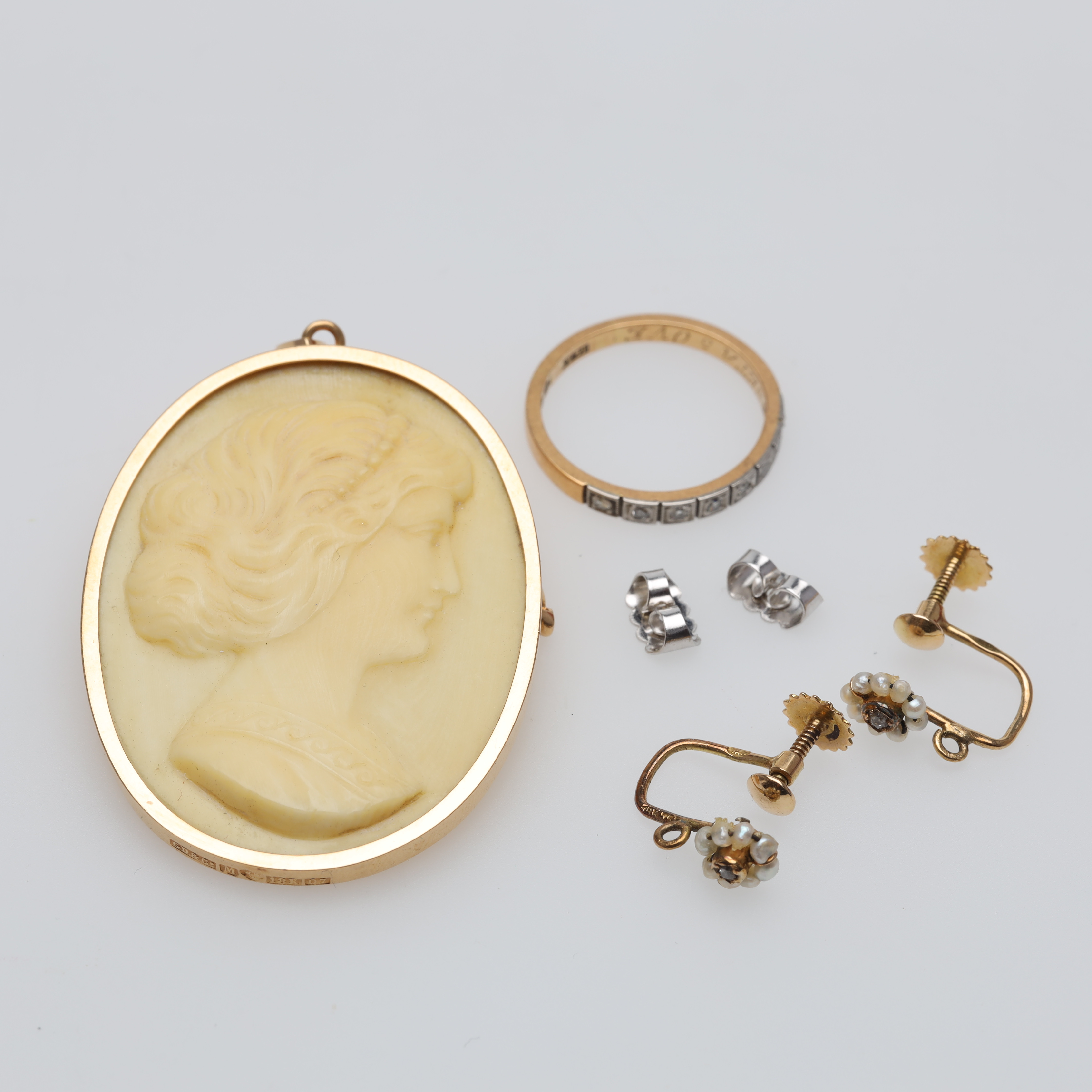 PARTI GULD 6 delar 18K bruttovikt ca 9,7 gram.