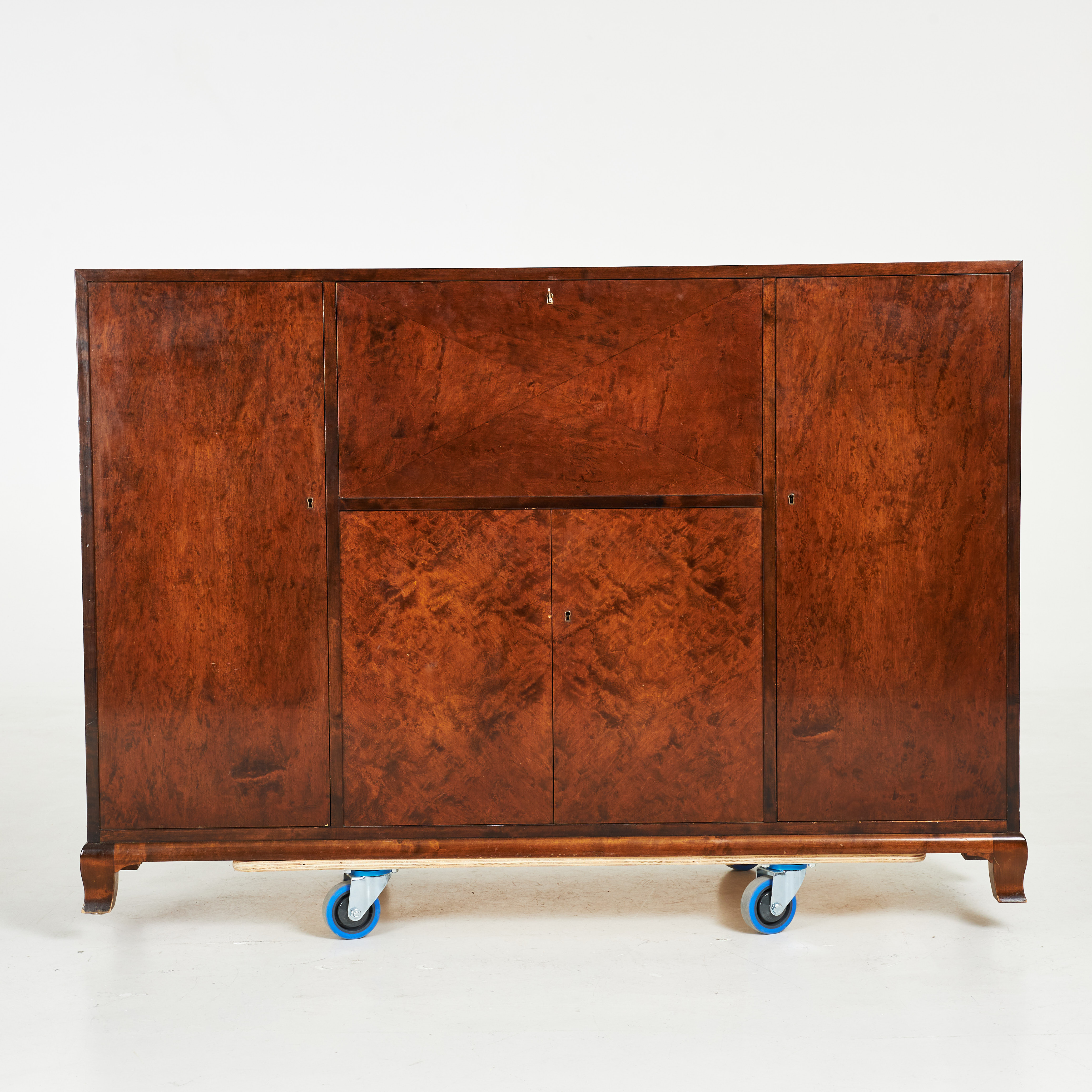 SKÅP, art deco, 1920/1930-tal, bonad björk, med 3 skåpssektioner varav den mittersta med dubbeldörrar, centralt placerad fällbar skrivskiva med bakomliggande lådinredning.