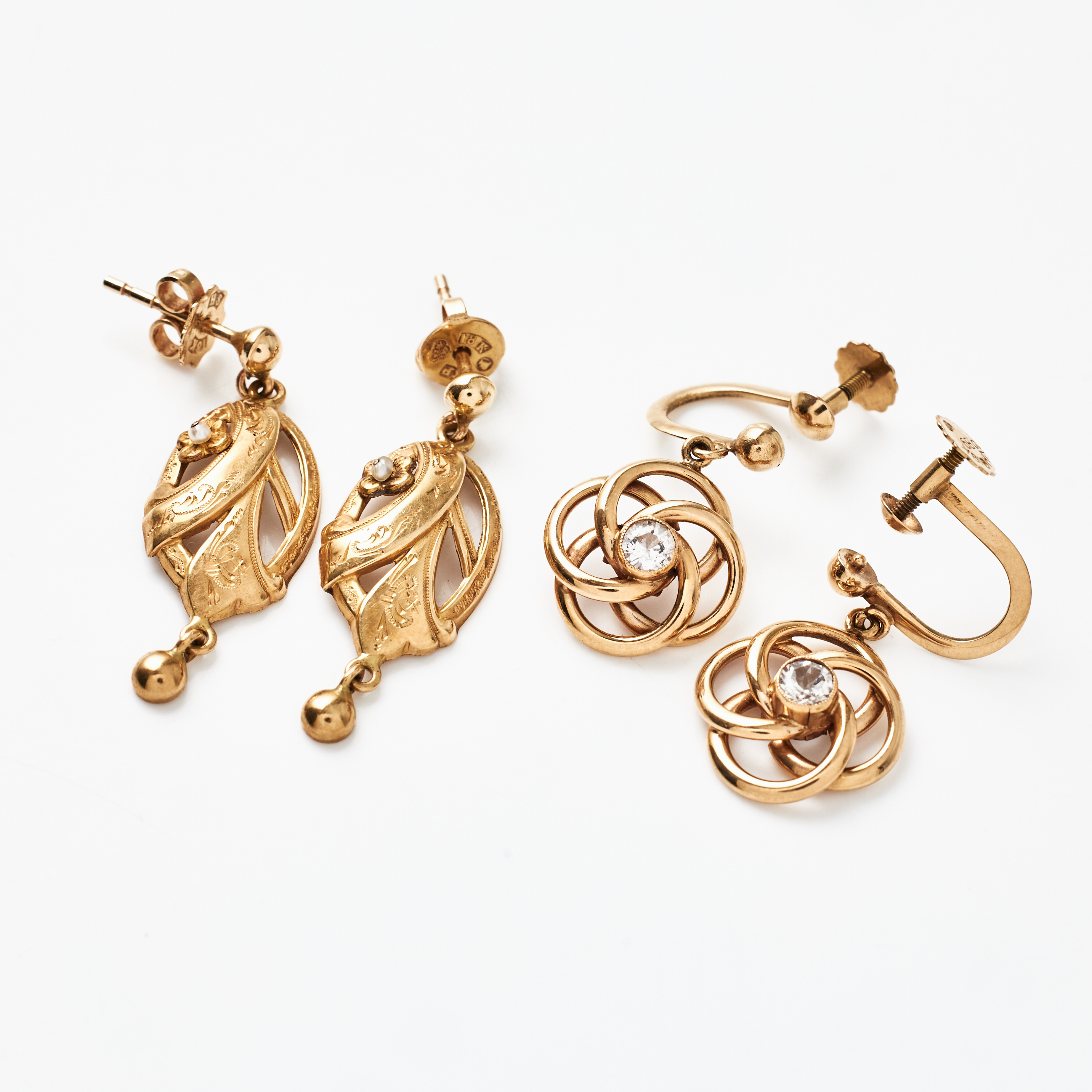 ÖRHÄNGEN, 2 par, 18 k guld, skruvsystem resp. stift, med fasettslipade vita stenar resp. med kulformade hängande avslut.