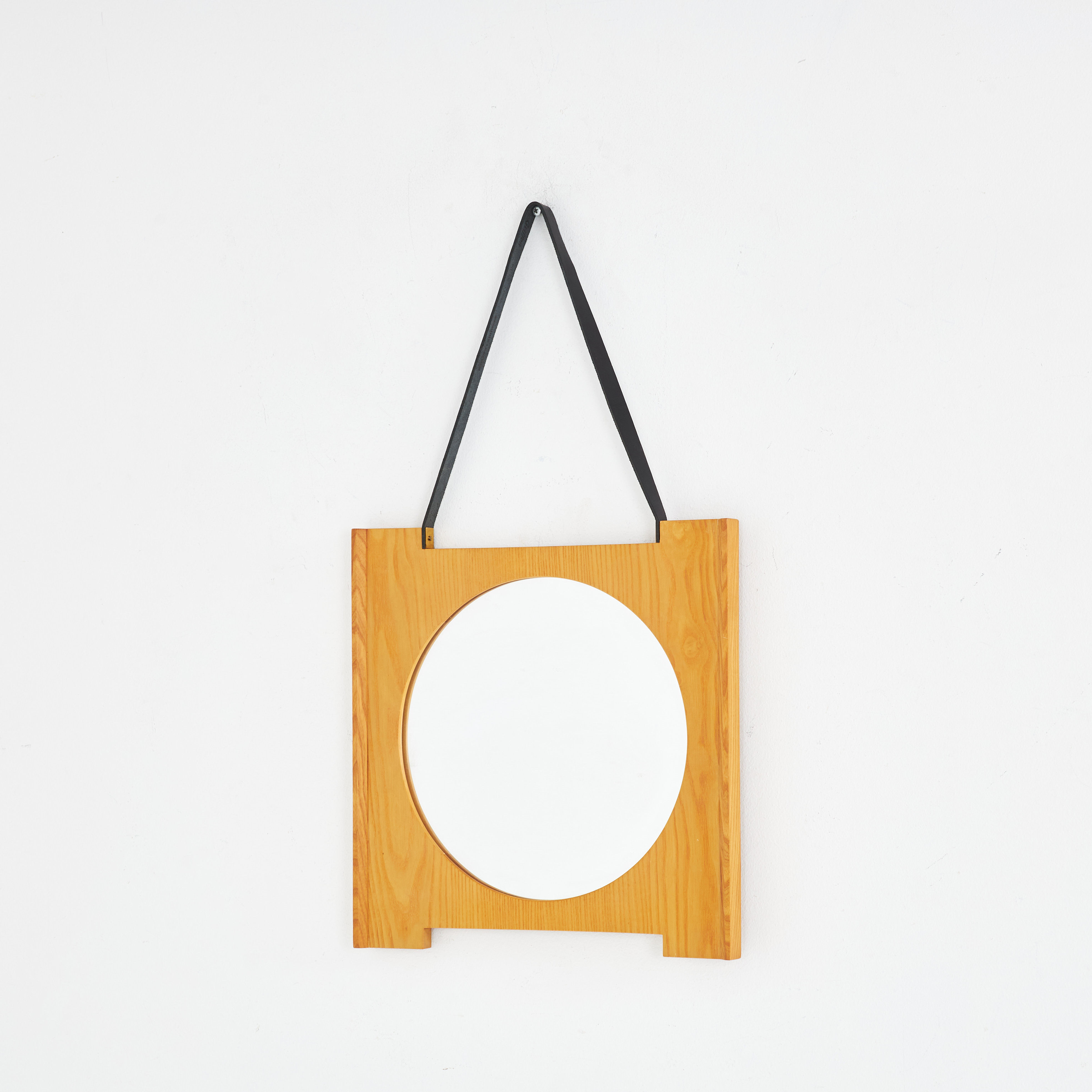 SPEGEL, 1900-talets mitt, ek, med läderrem, etikettmärkt Eriksmålarglas.