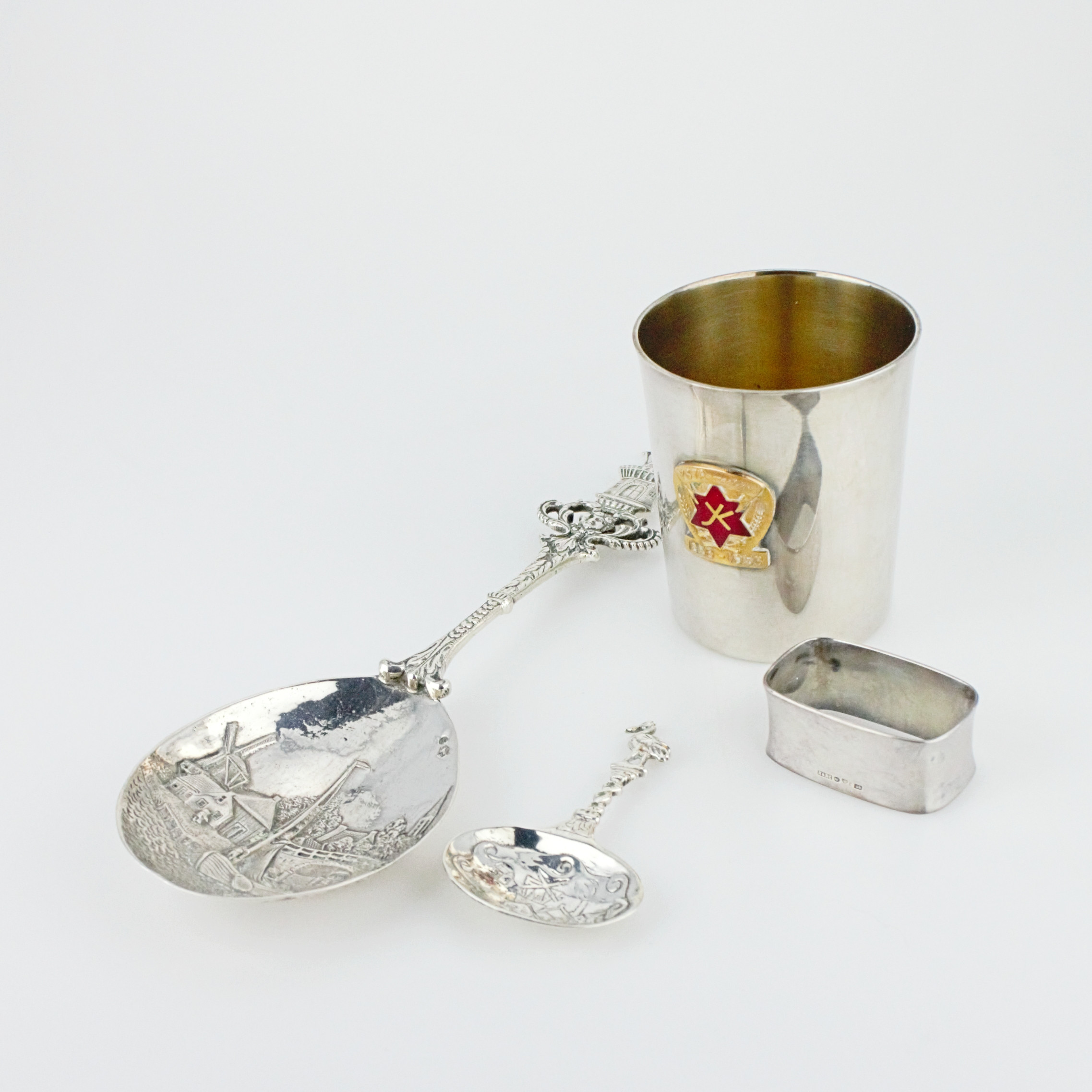 BÄGARE, SKEDAR och SERVETTRING, 4 delar, silver, gravyr, Sverige och Holland, 1900-talets mitt.