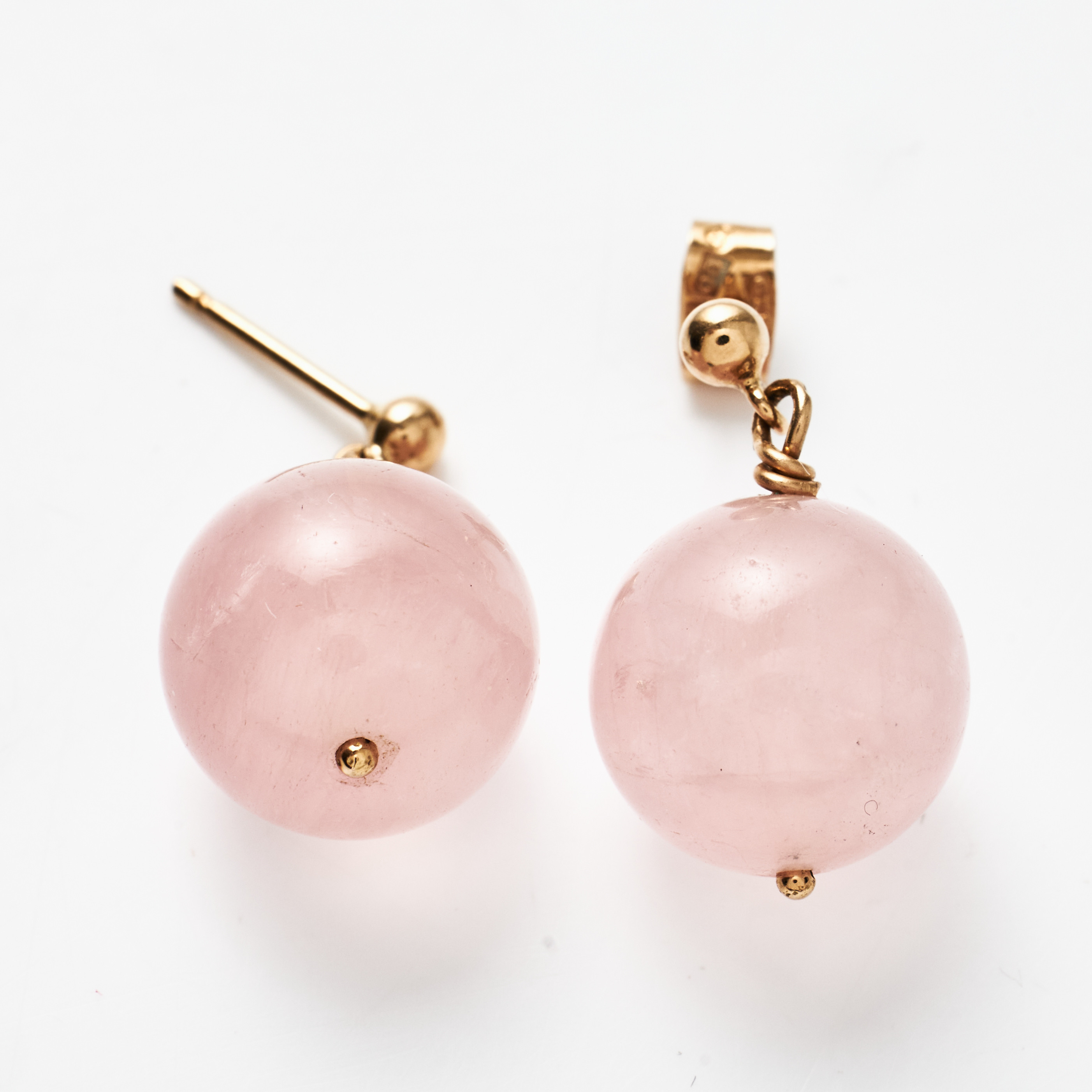 ÖRHÄNGEN, 1 par, 18 k guld, kulor av rosenkvarts ca 13,7 mm.