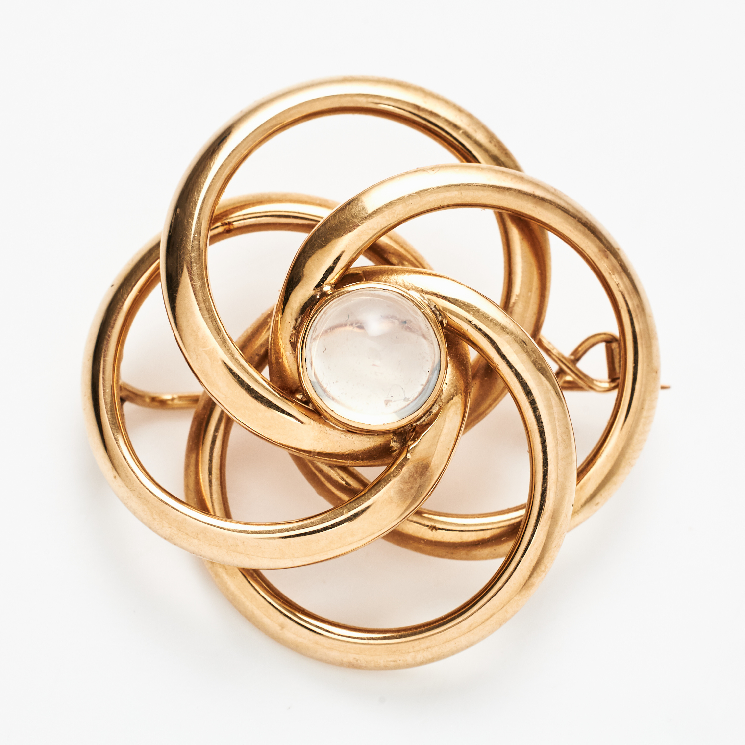 BROSCH, 18 k guld, dekor med cabochonslipad månsten, otydliga svenska stämplar, möjligen Guldvaruhuset AB, Stockholm 1950-tal.