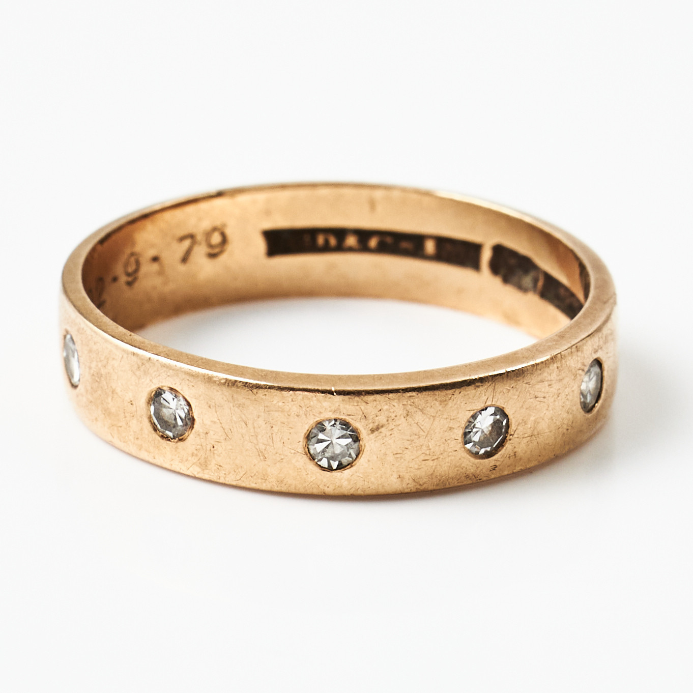 RING, 18 k guld, dekor med 5 små åttkantslipade diamanter, Gustaf Dahlgren & Co, Malmö 1979.