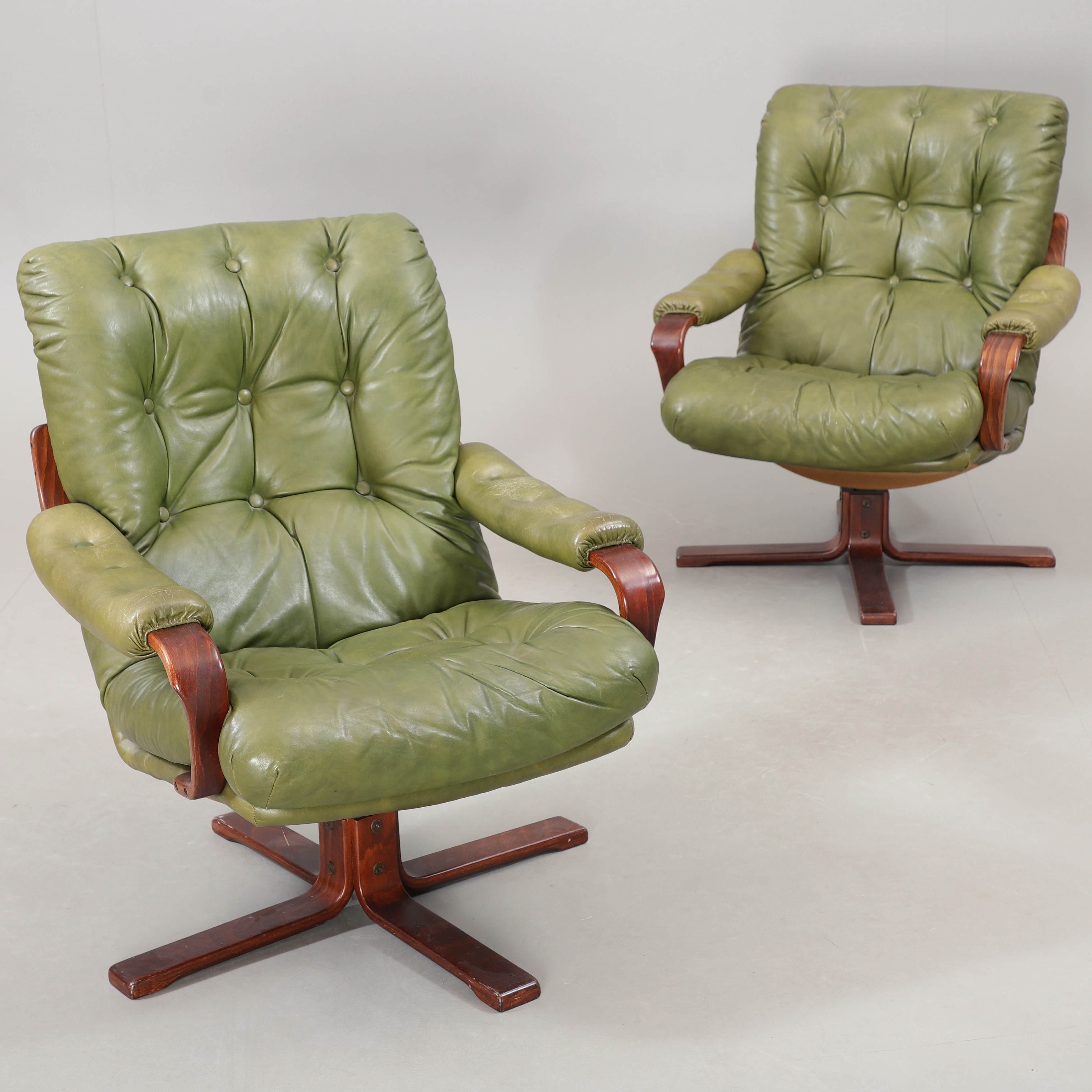 SNURRFÅTÖLJER, ett par, grönt skinn, 1970/1980-tal.