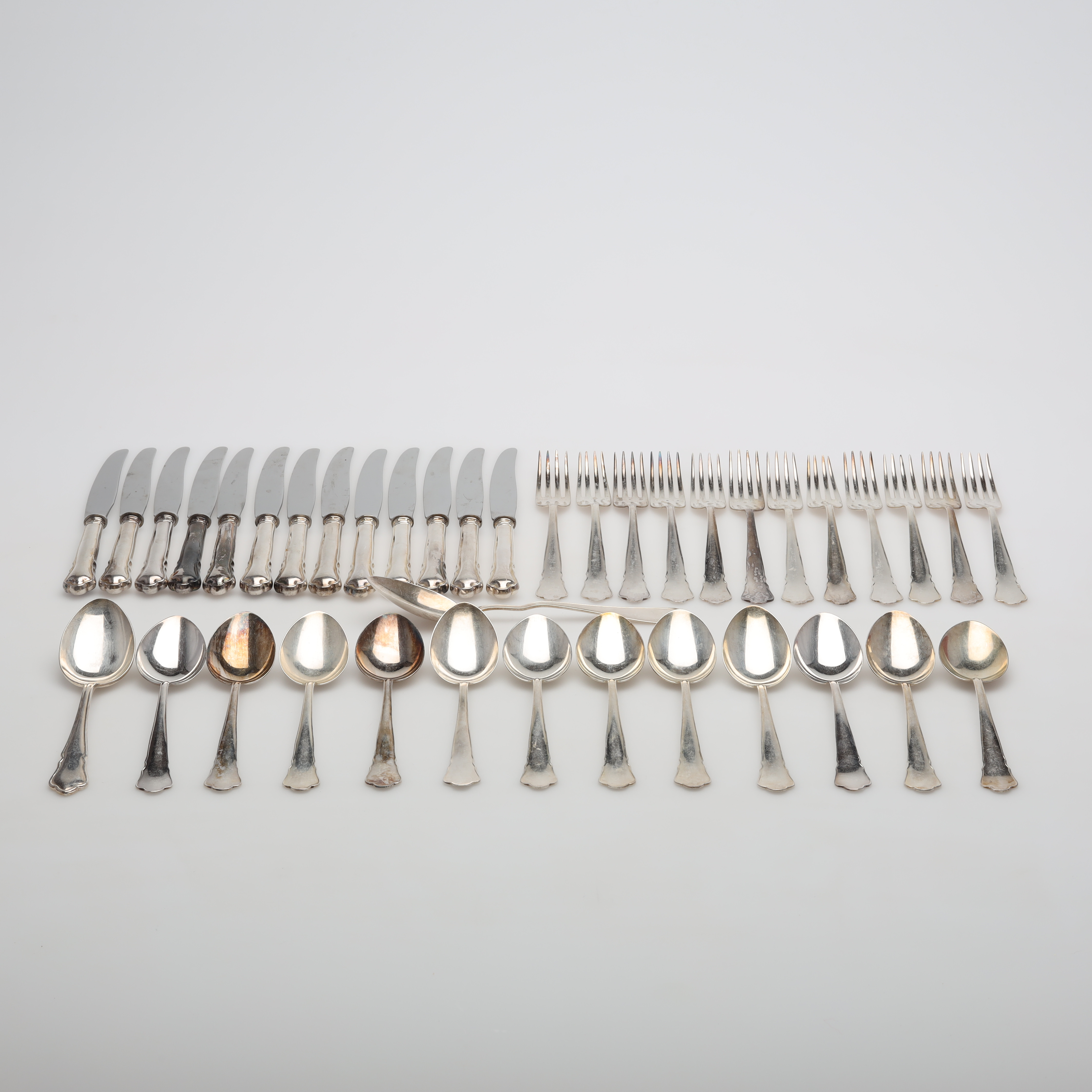 BESTICK 39 delar mestadels modell Chippendale silver bruttovikt ca 1565 gram.